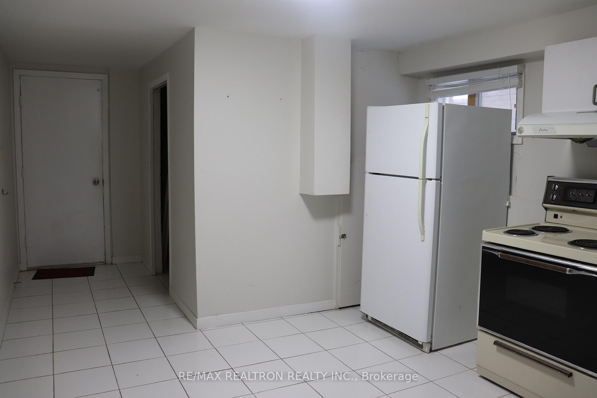 Photo 3 of 122 Copperwood Square, Scarborough, Milliken — HOMEH