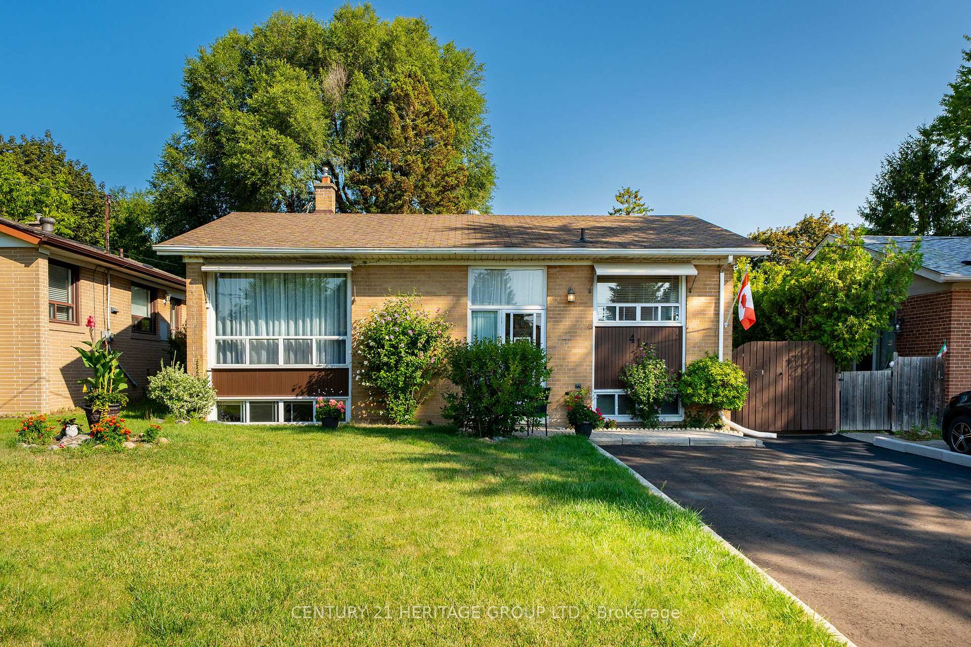 Photo 1 of 417 Paliser Crescent S, Richmond Hill, Harding — HOMEH