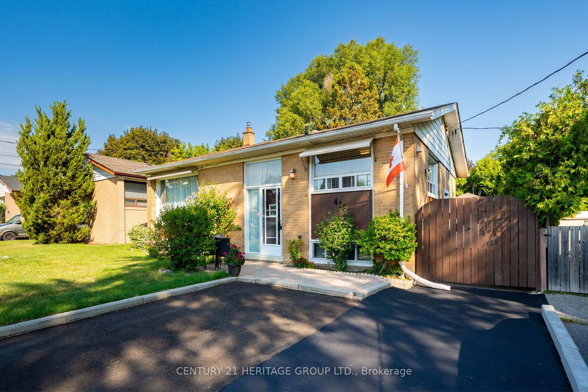 Photo 2 of 417 Paliser Crescent S, Richmond Hill, Harding — HOMEH