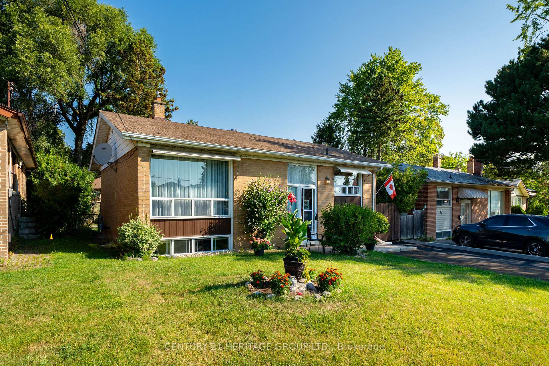 Photo 3 of 417 Paliser Crescent S, Richmond Hill, Harding — HOMEH