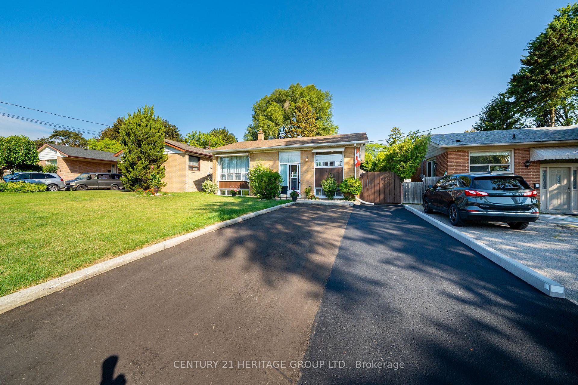Photo 4 of 417 Paliser Crescent S, Richmond Hill, Harding — HOMEH