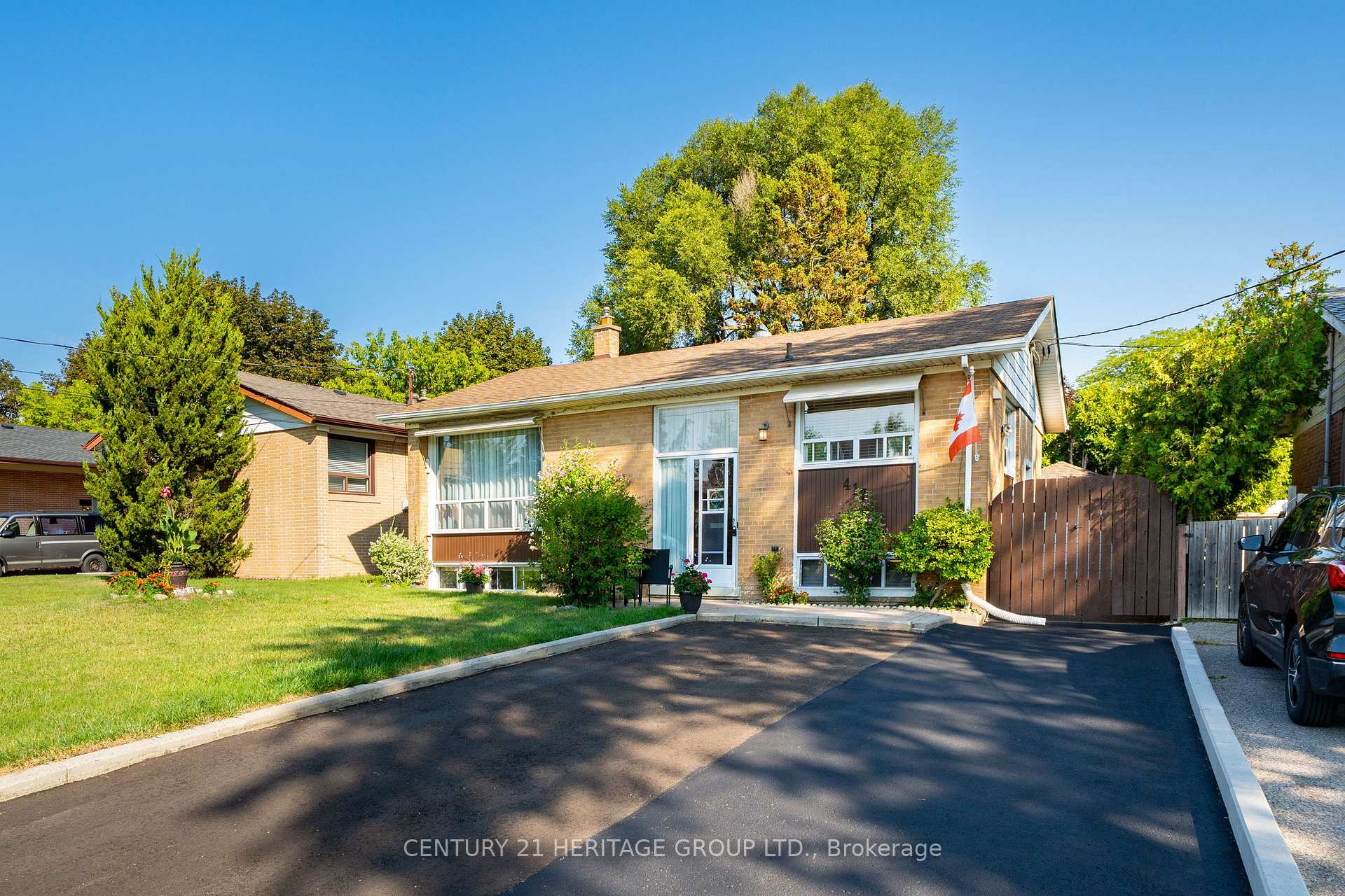 Photo 5 of 417 Paliser Crescent S, Richmond Hill, Harding — HOMEH