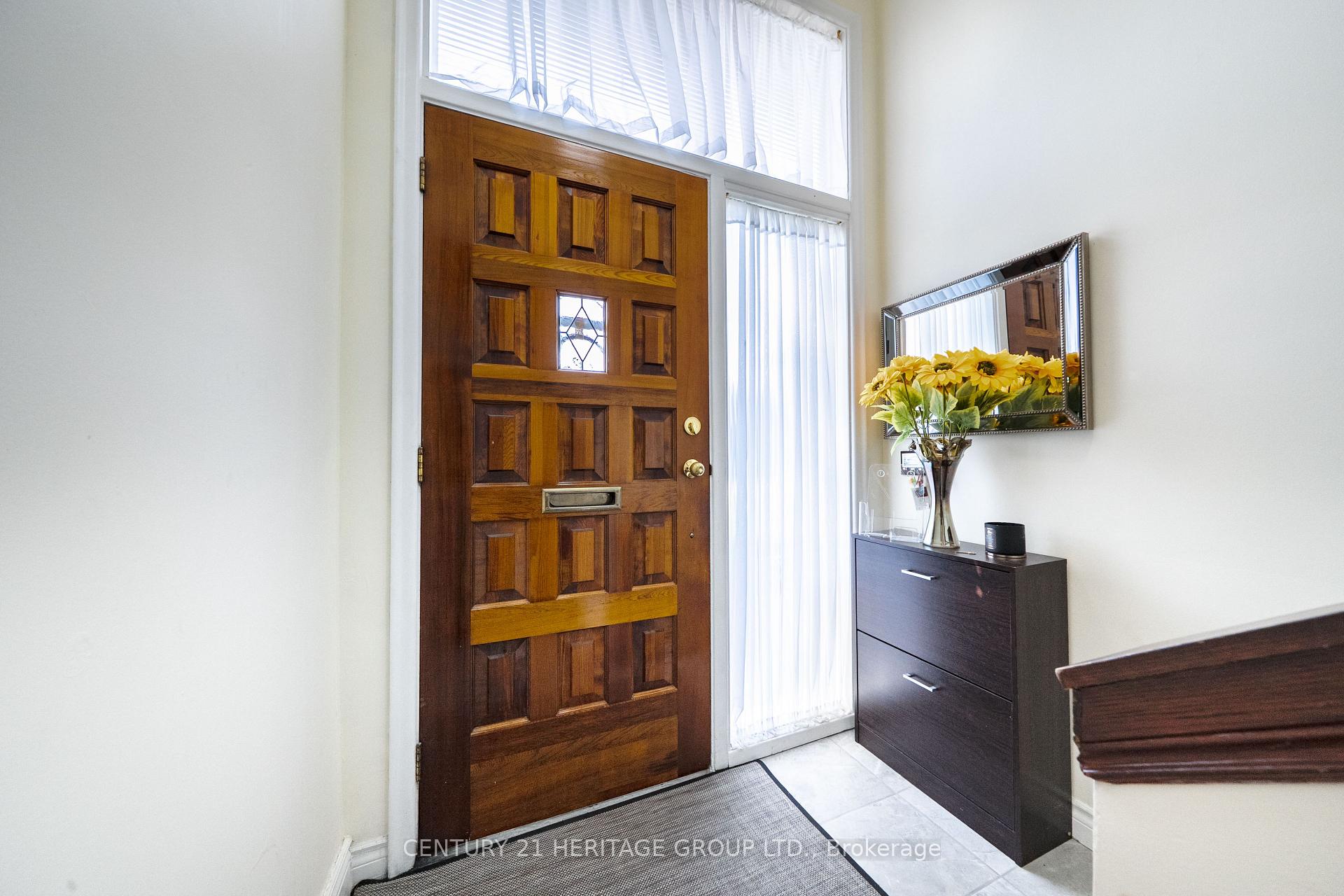 Photo 6 of 417 Paliser Crescent S, Richmond Hill, Harding — HOMEH
