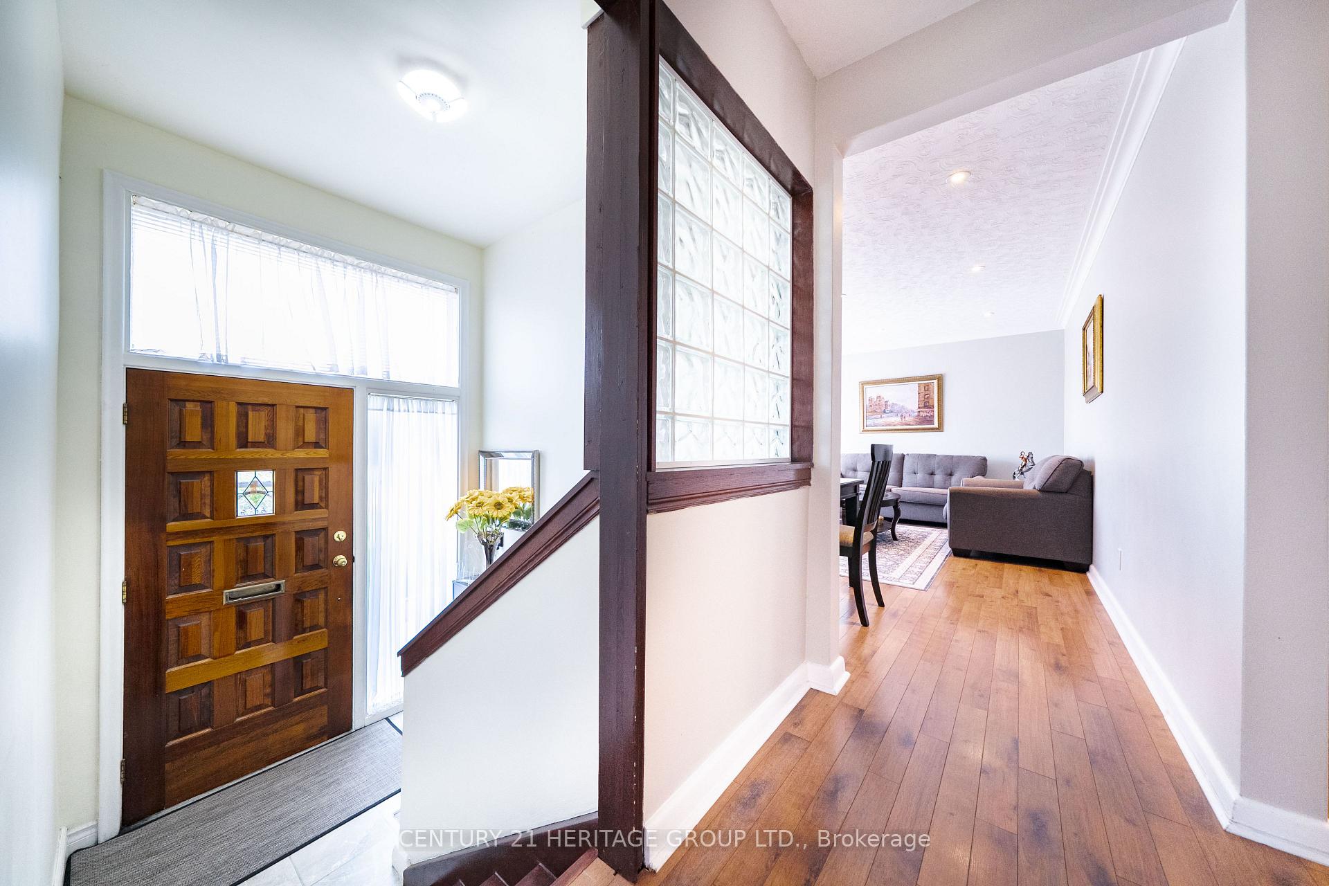 Photo 8 of 417 Paliser Crescent S, Richmond Hill, Harding — HOMEH