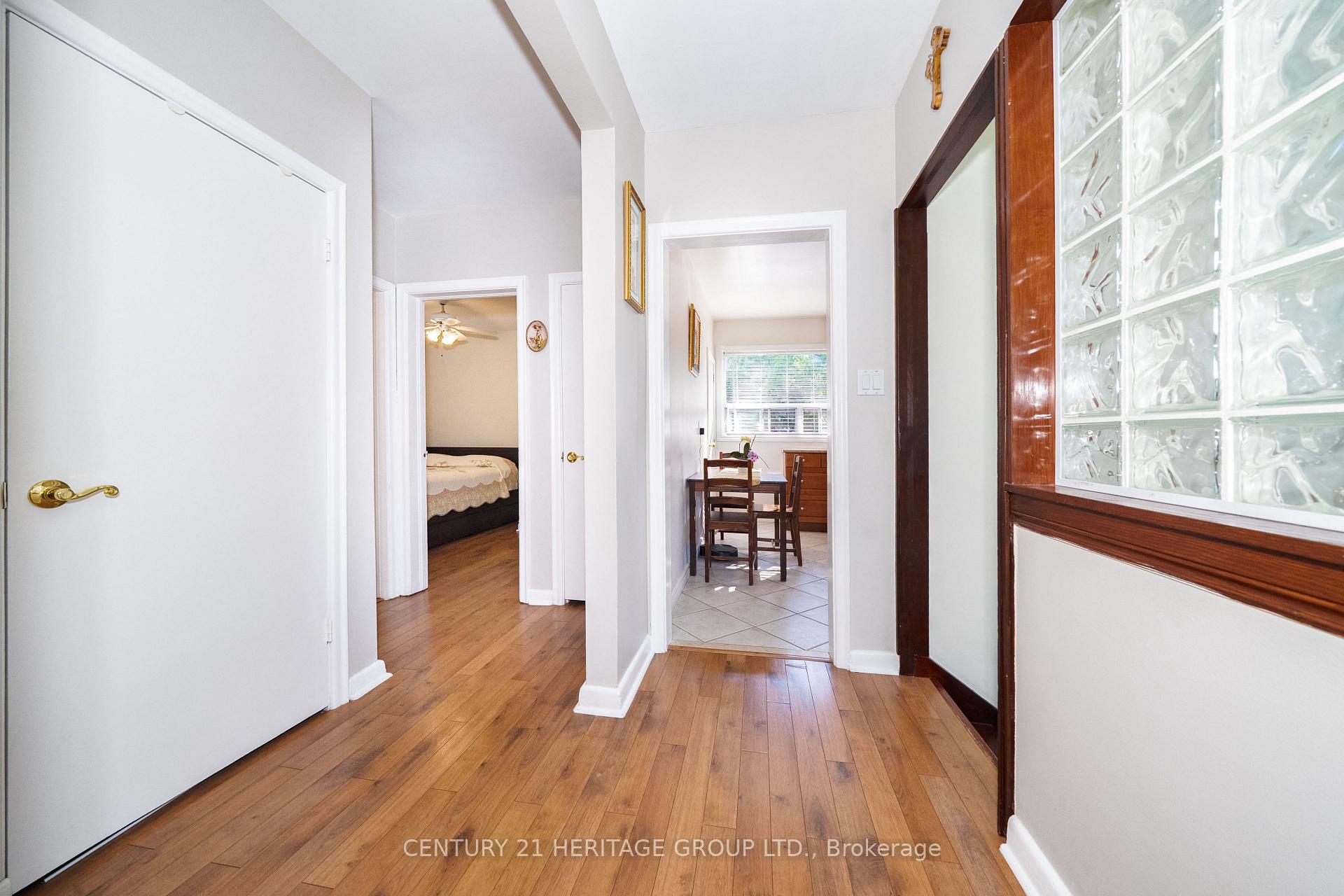 Photo 9 of 417 Paliser Crescent S, Richmond Hill, Harding — HOMEH