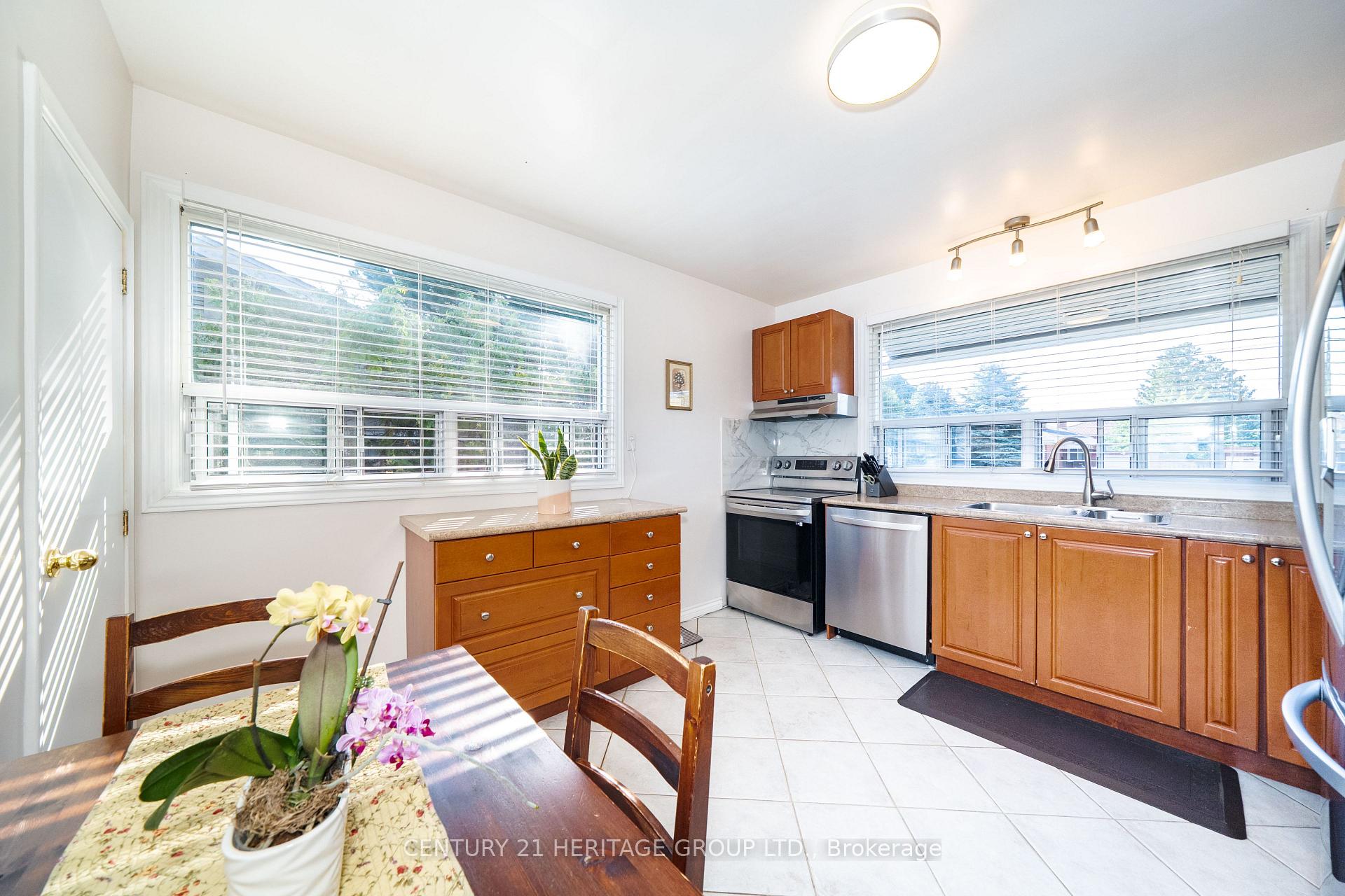 Photo 10 of 417 Paliser Crescent S, Richmond Hill, Harding — HOMEH
