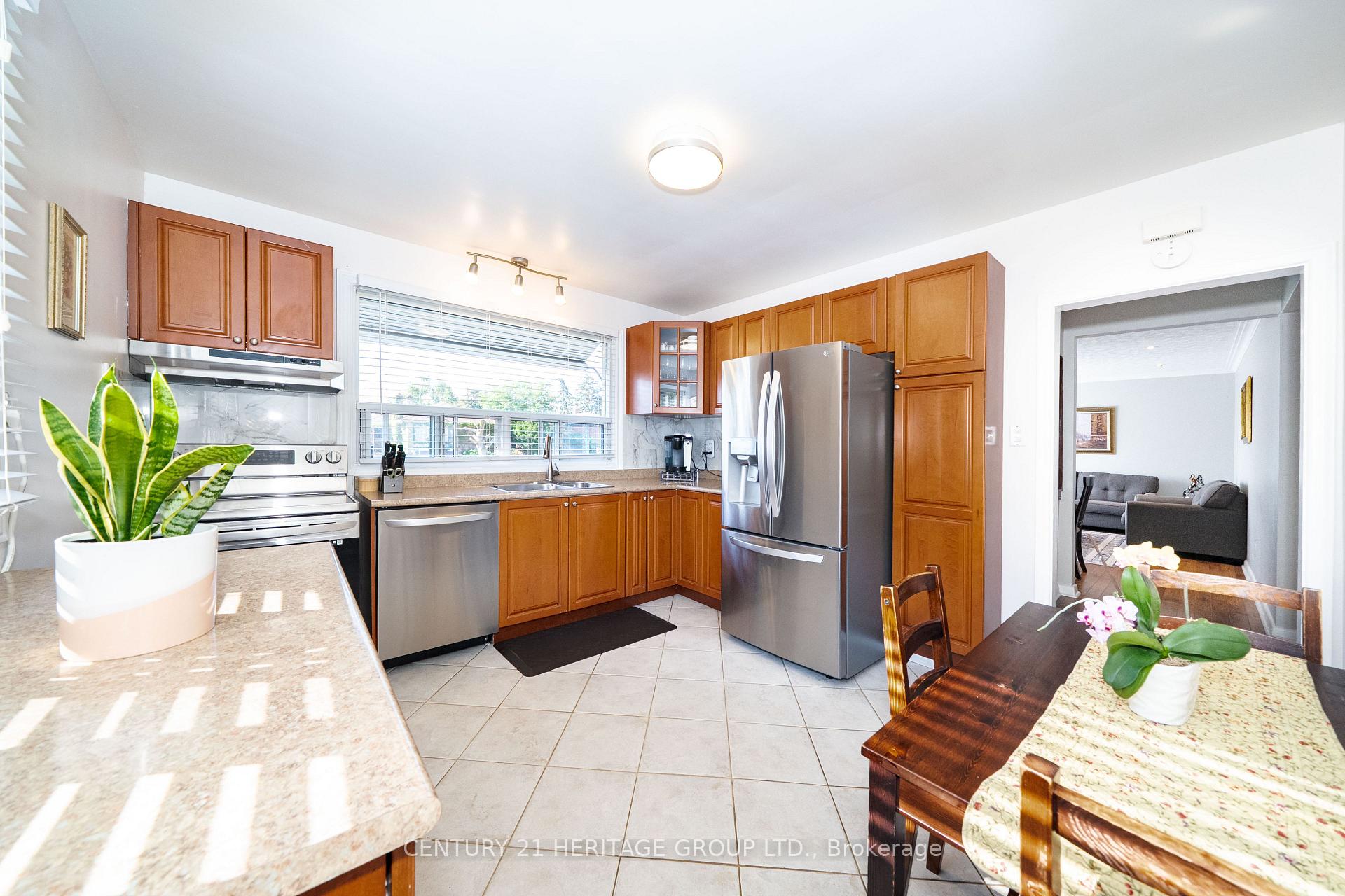 Photo 11 of 417 Paliser Crescent S, Richmond Hill, Harding — HOMEH