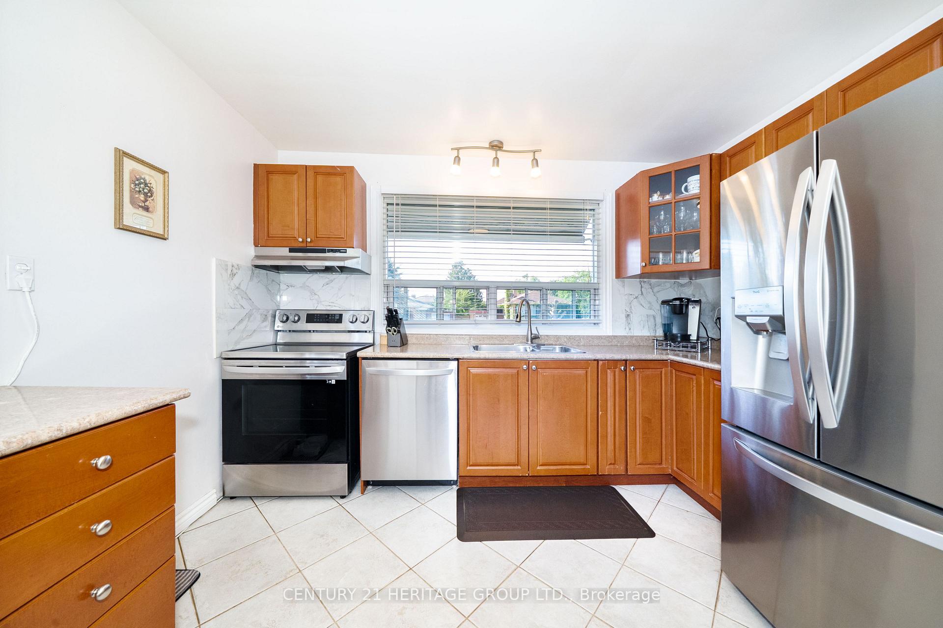 Photo 12 of 417 Paliser Crescent S, Richmond Hill, Harding — HOMEH