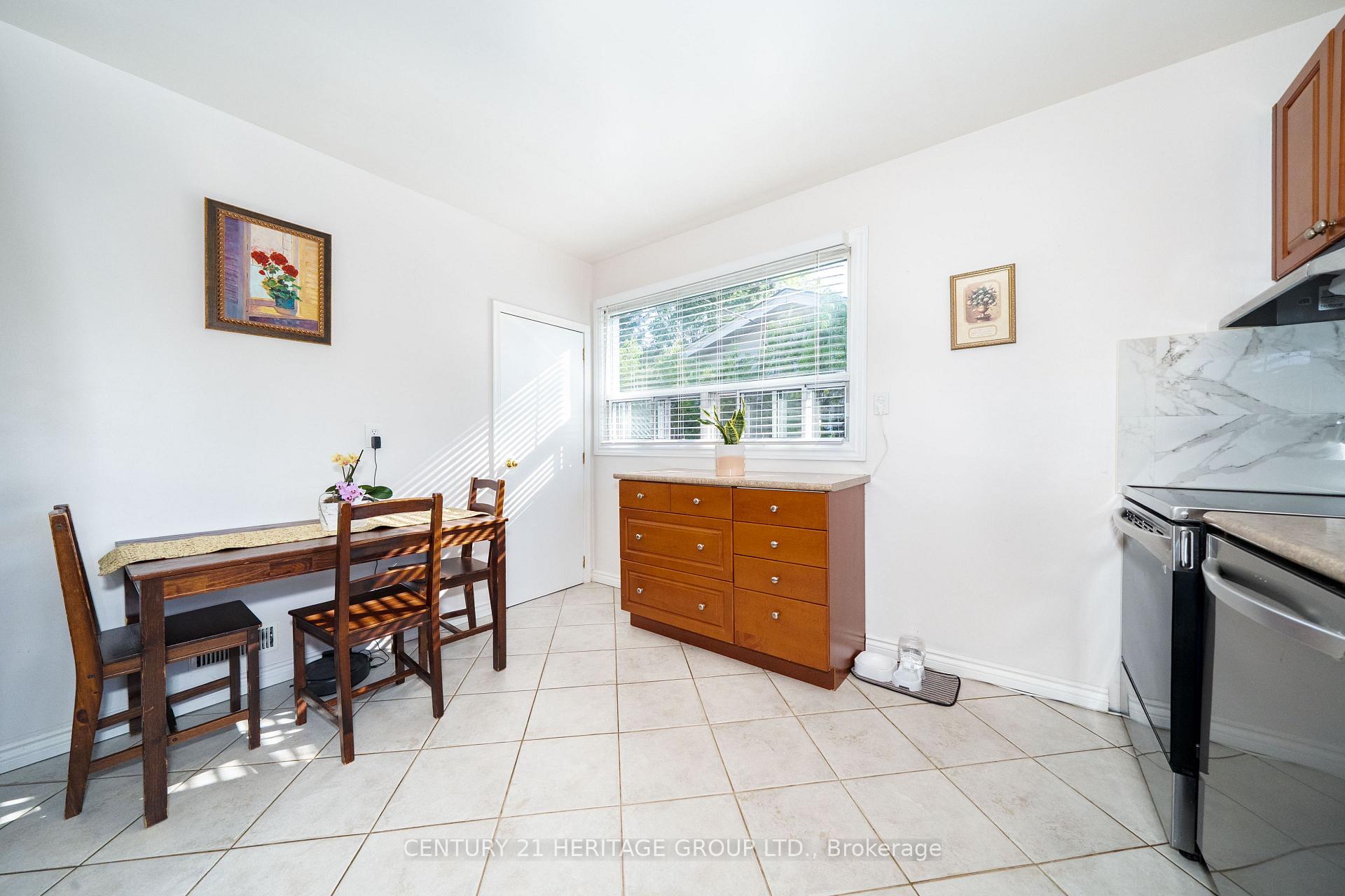 Photo 14 of 417 Paliser Crescent S, Richmond Hill, Harding — HOMEH