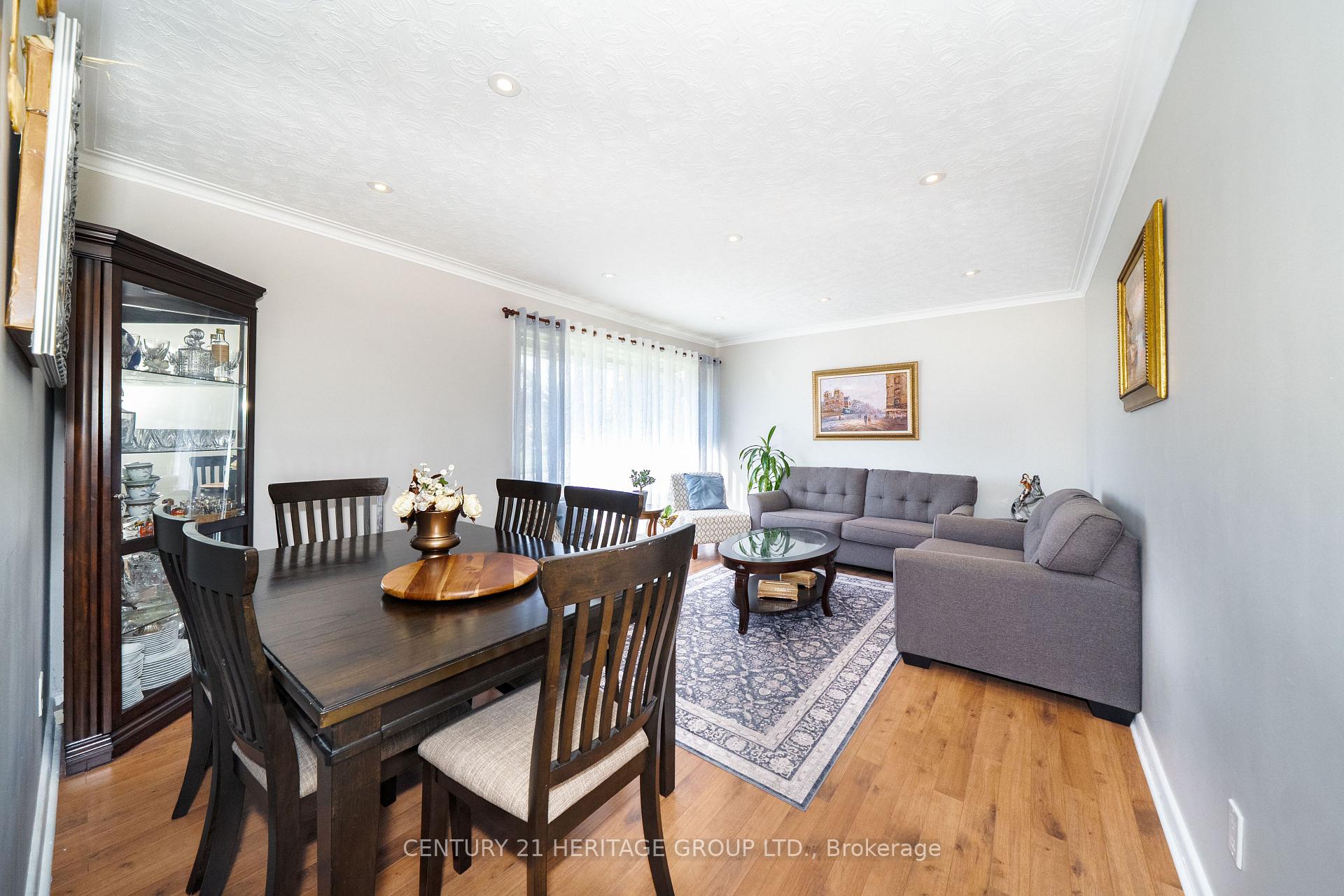 Photo 15 of 417 Paliser Crescent S, Richmond Hill, Harding — HOMEH