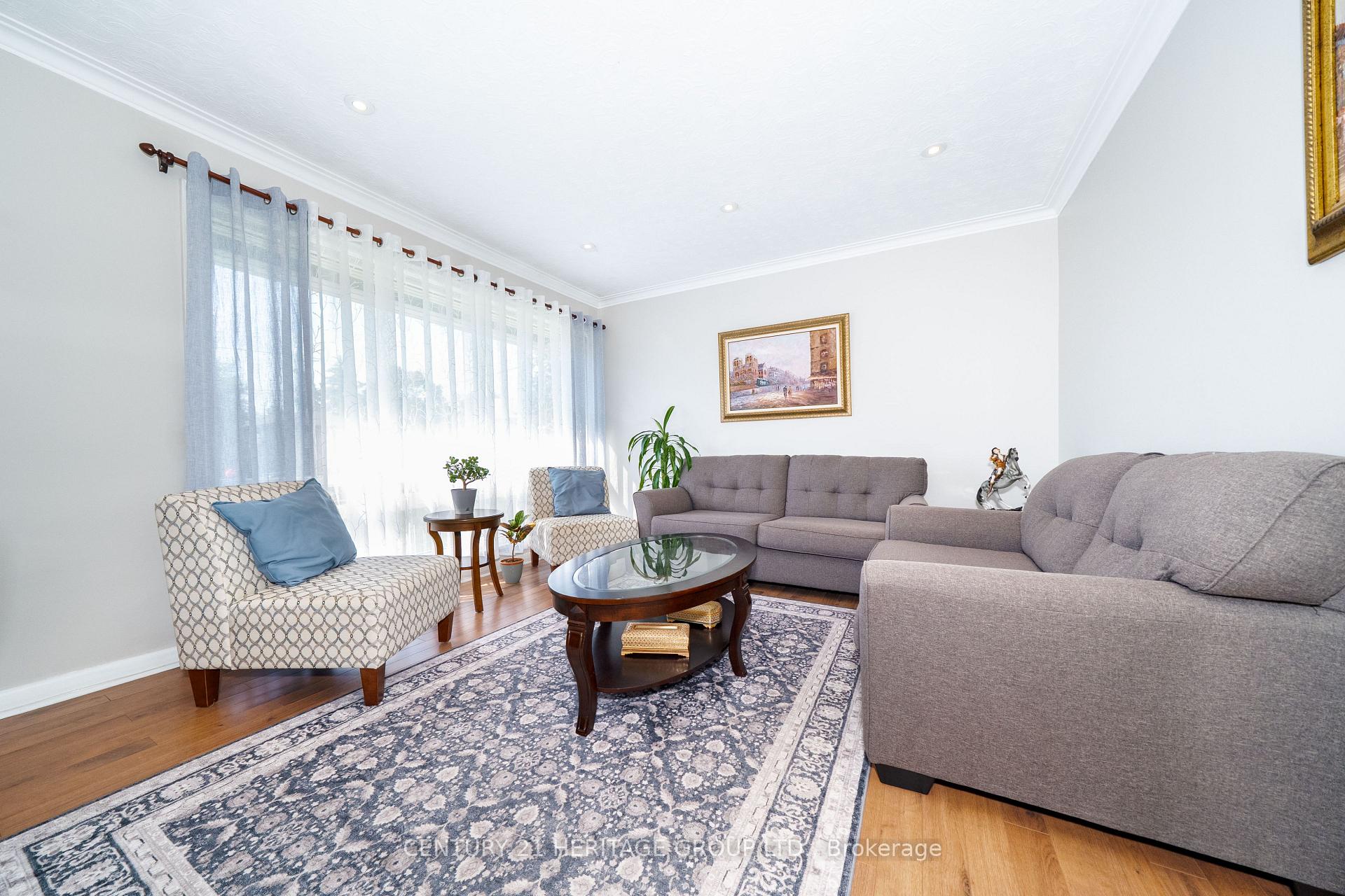 Photo 16 of 417 Paliser Crescent S, Richmond Hill, Harding — HOMEH