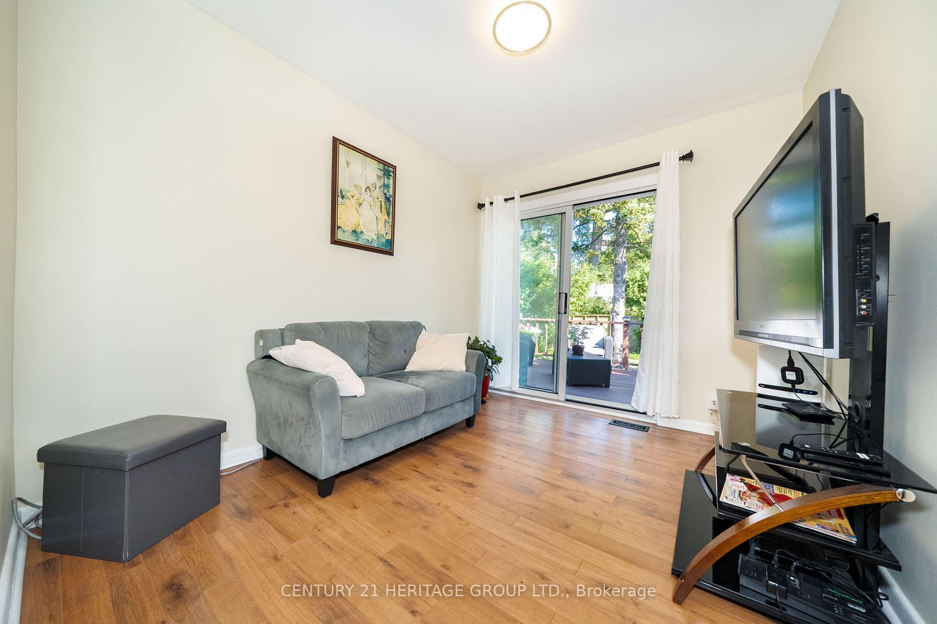 Photo 19 of 417 Paliser Crescent S, Richmond Hill, Harding — HOMEH
