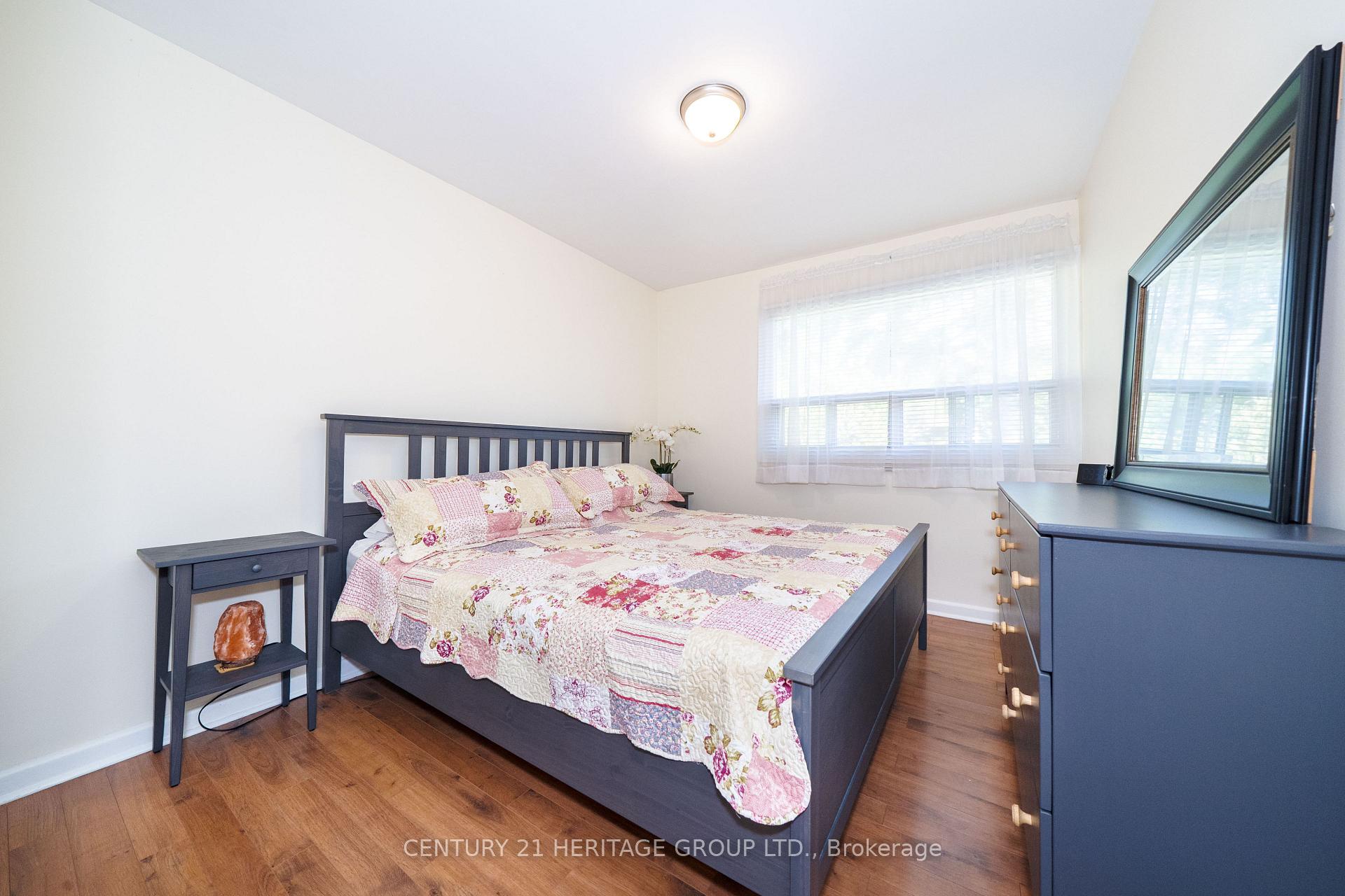 Photo 20 of 417 Paliser Crescent S, Richmond Hill, Harding — HOMEH