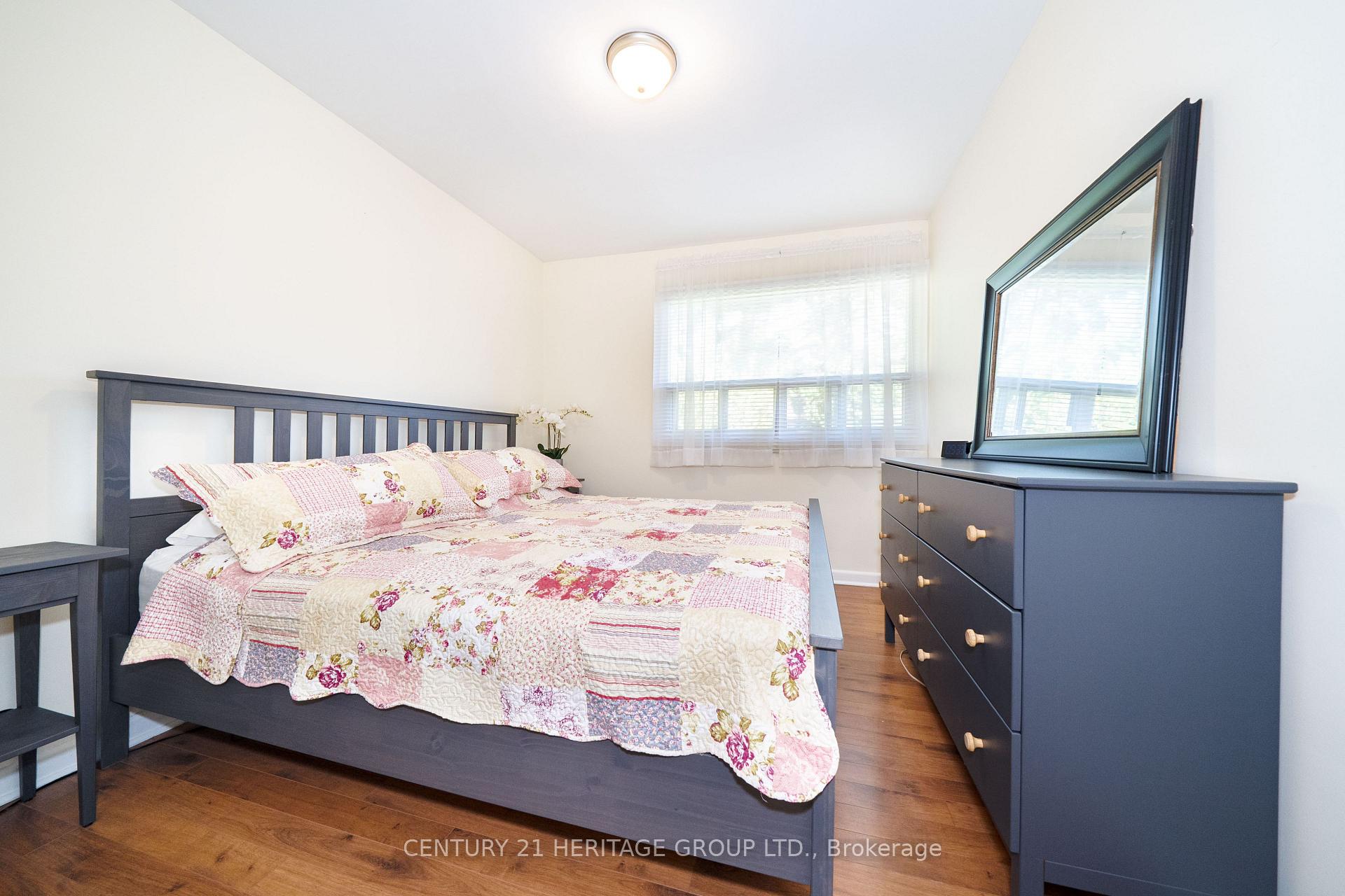 Photo 21 of 417 Paliser Crescent S, Richmond Hill, Harding — HOMEH