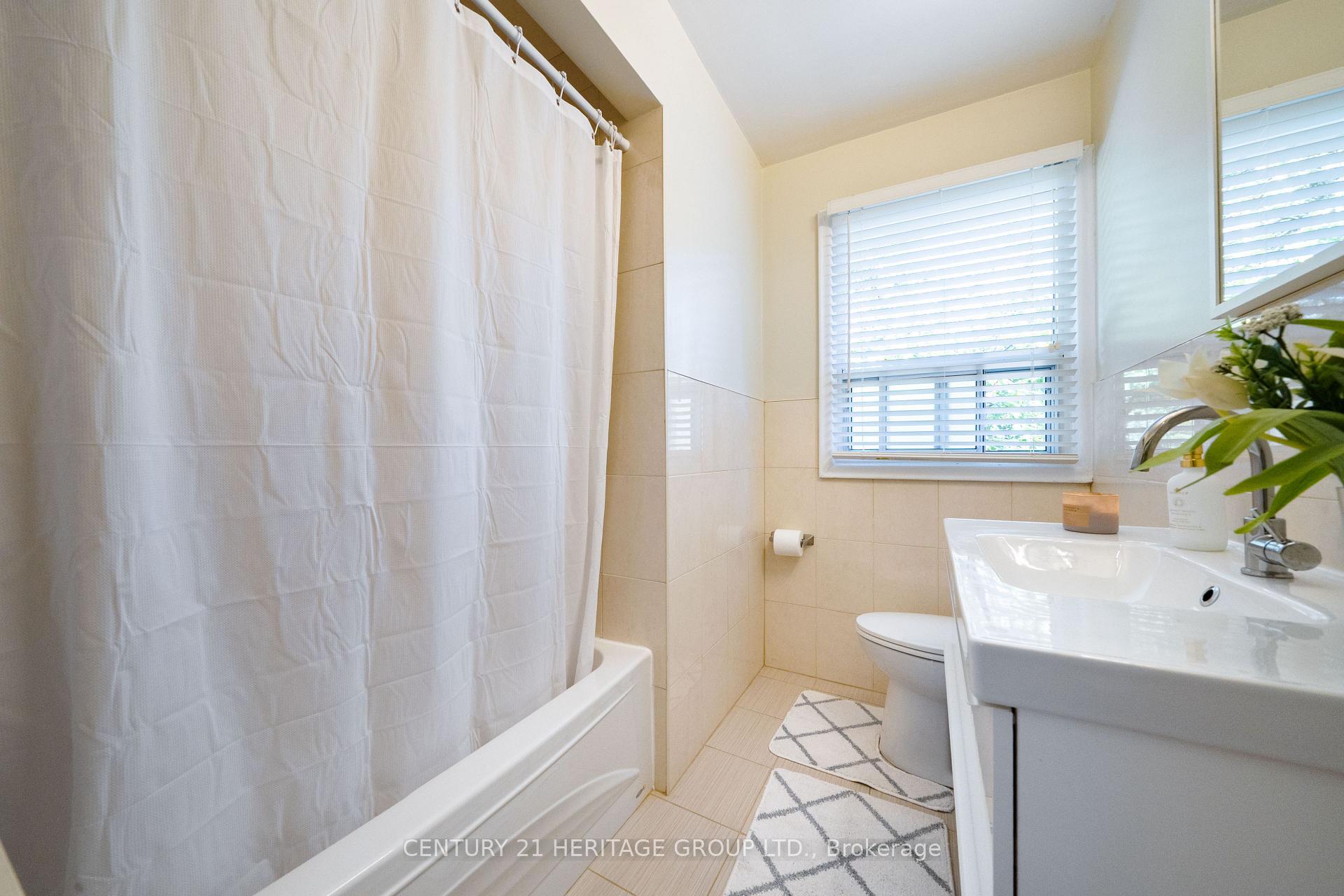 Photo 23 of 417 Paliser Crescent S, Richmond Hill, Harding — HOMEH