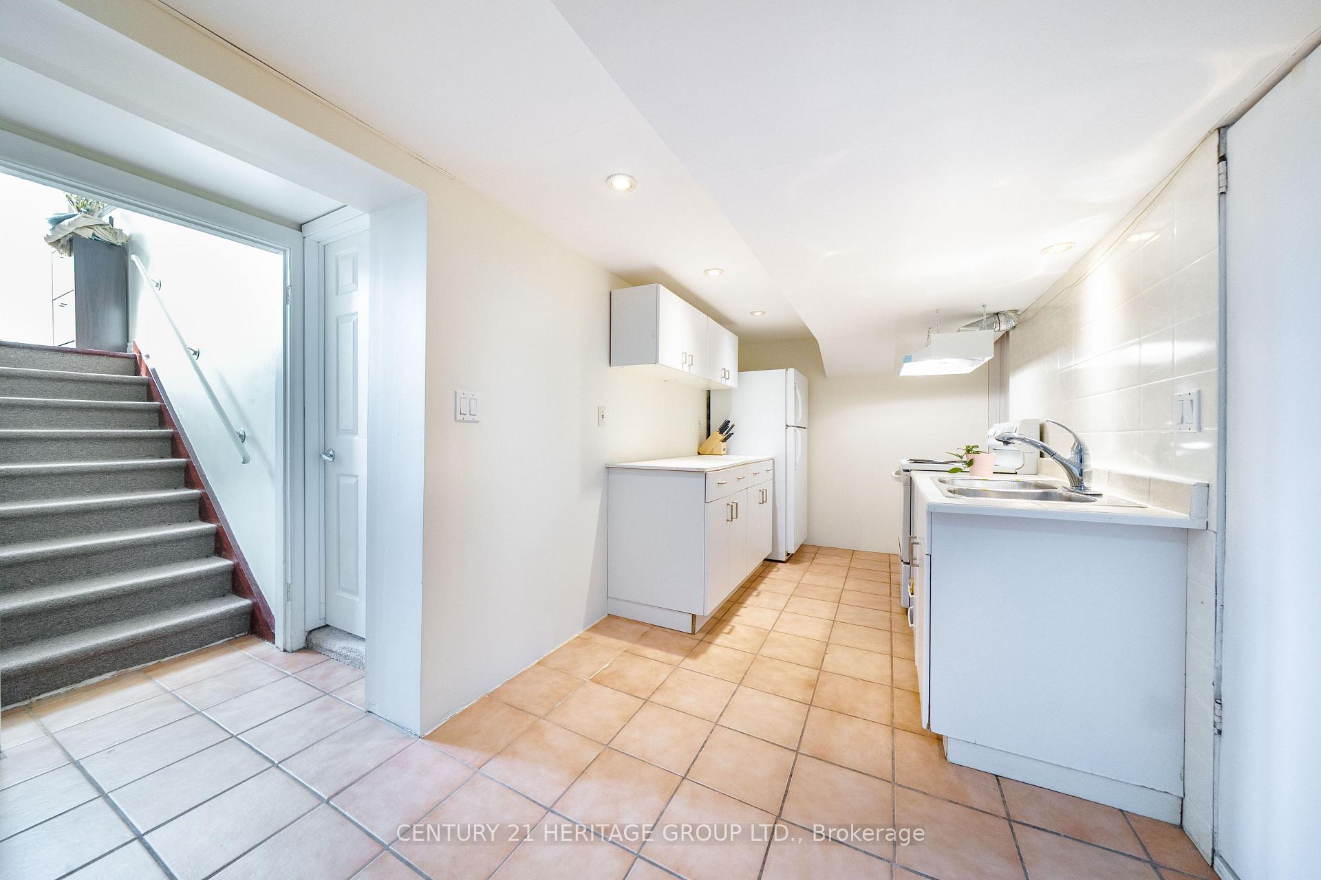 Photo 28 of 417 Paliser Crescent S, Richmond Hill, Harding — HOMEH