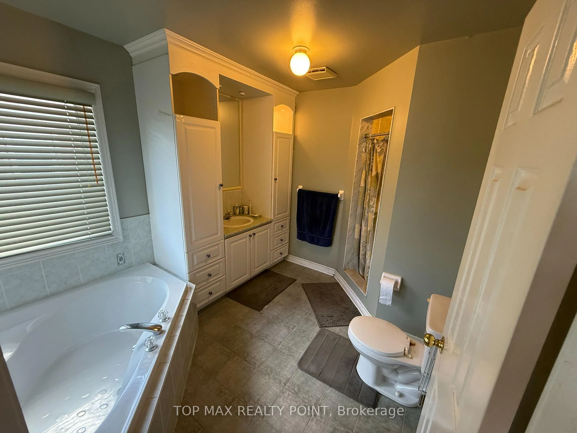 Photo 10 of 15 Carrie Crescent, Brampton, Fletcher's West — HOMEH