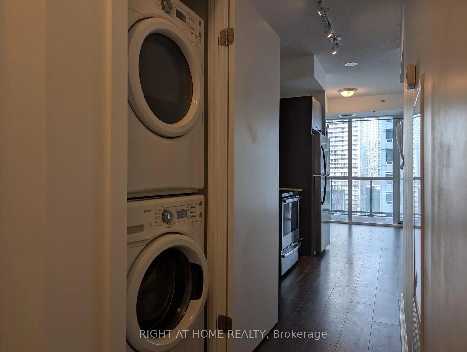 Photo 9 of Unit 1109, 20 Bruyeres Mews, Toronto, Niagara — HOMEH