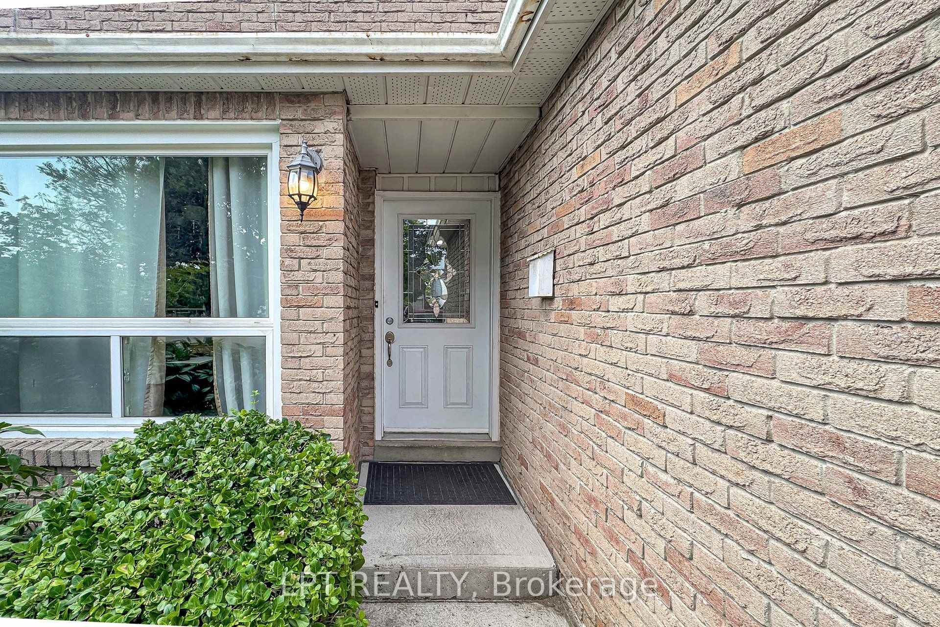 Photo 5 of 38 Pickard Lane, Brampton, Fletcher's West — HOMEH