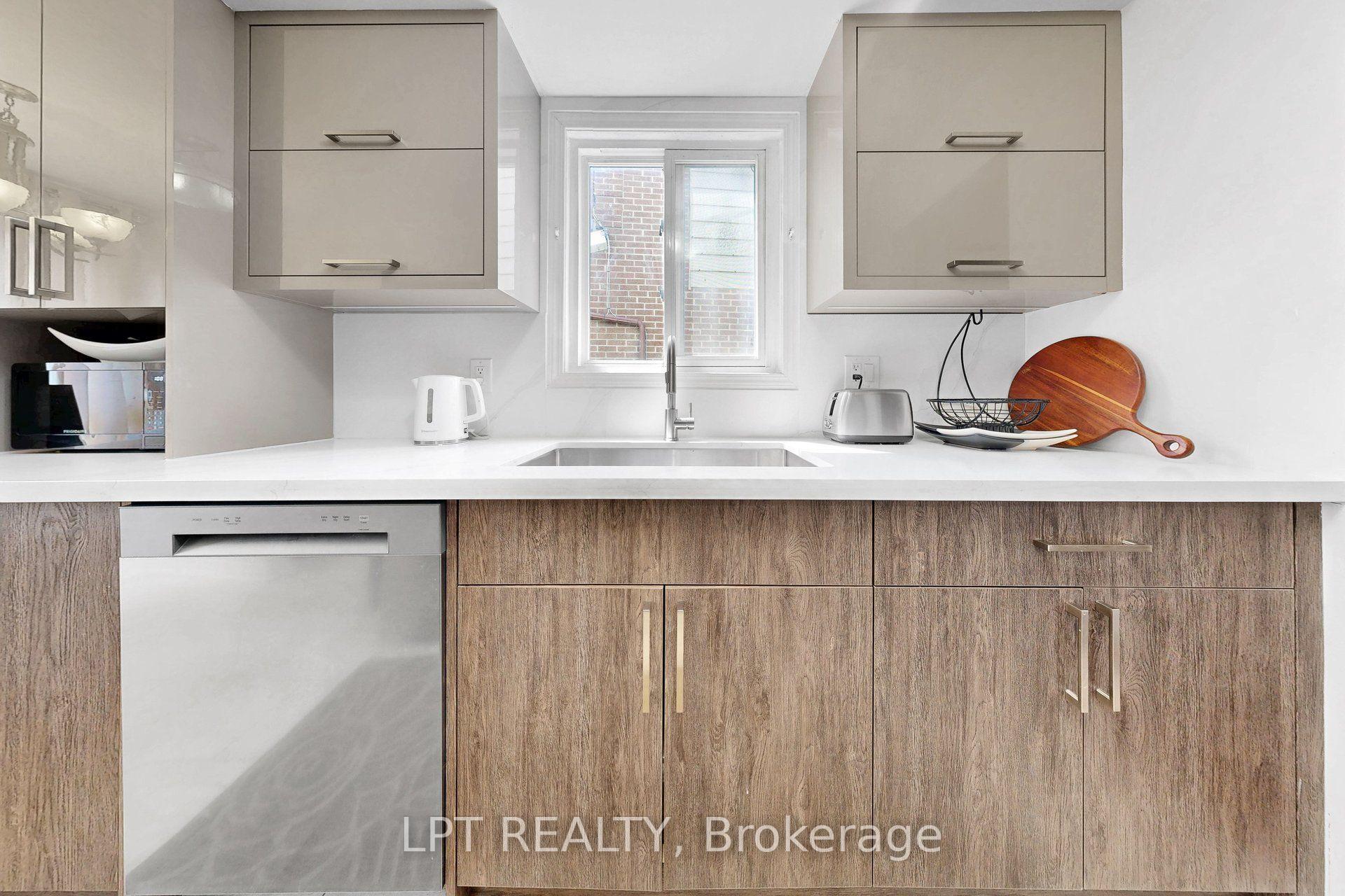 Photo 11 of 38 Pickard Lane, Brampton, Fletcher's West — HOMEH