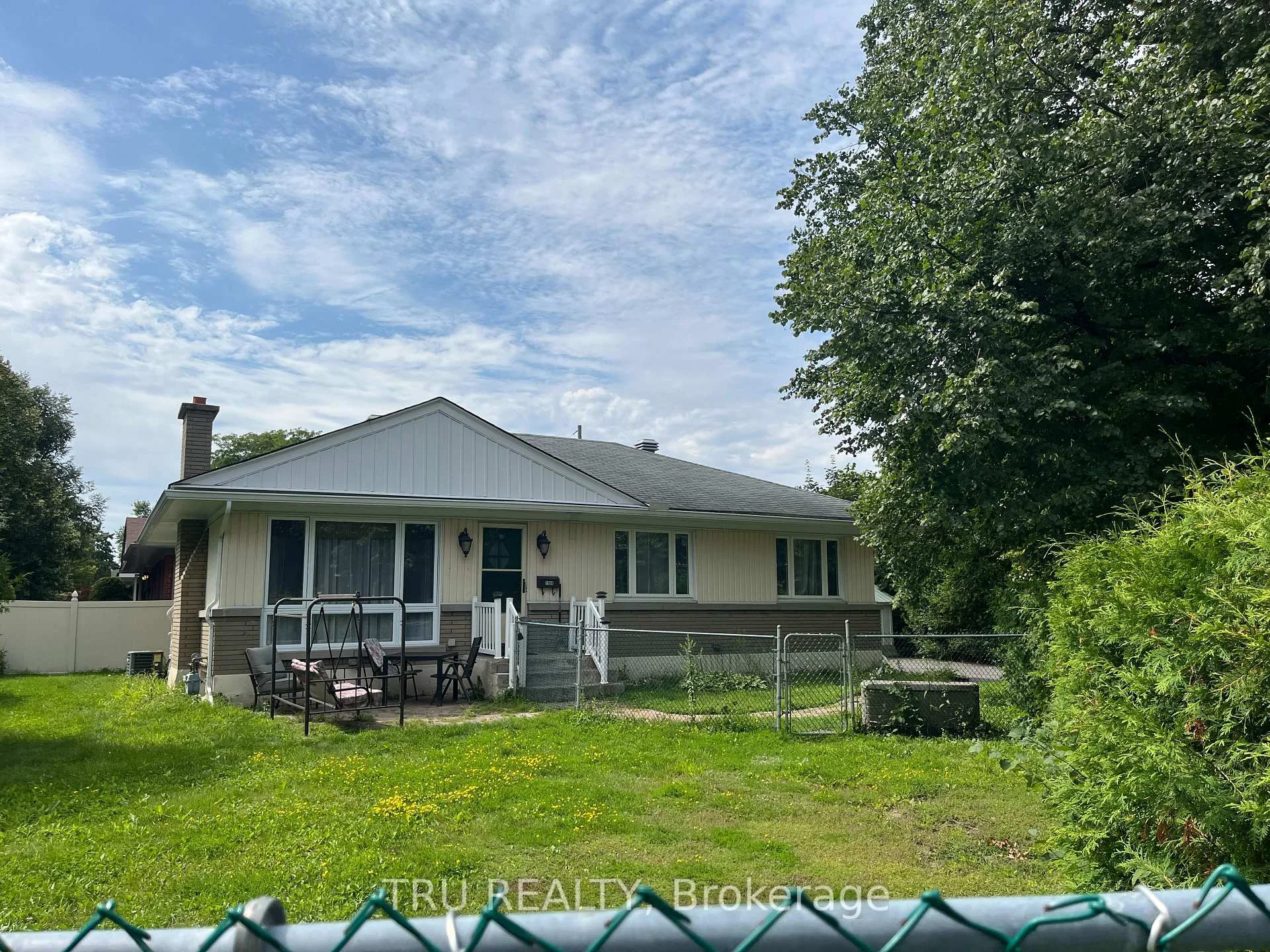 Photo 3 of 1908 Saunderson Drive, Ottawa, Elmvale Acres — HOMEH