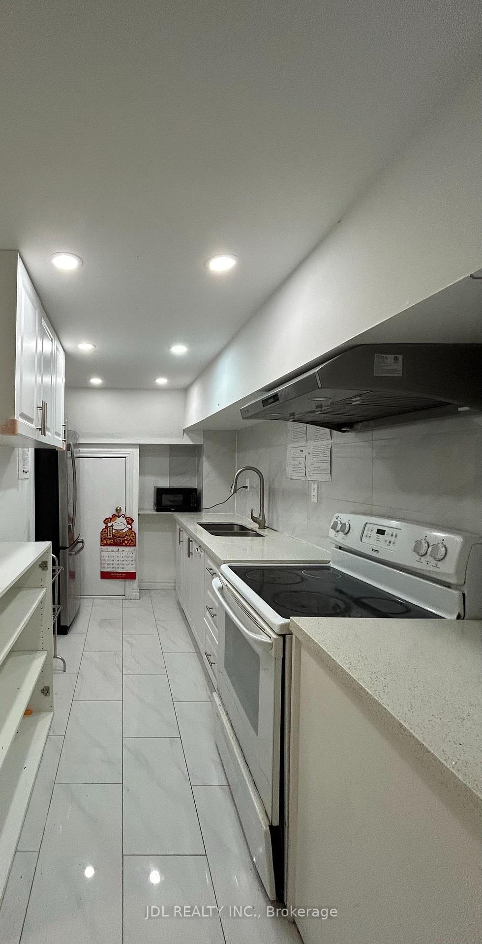 Photo 7 of Unit Suite A bsmt, 10 Apache Tr, North York, Hillcrest Village — HOMEH