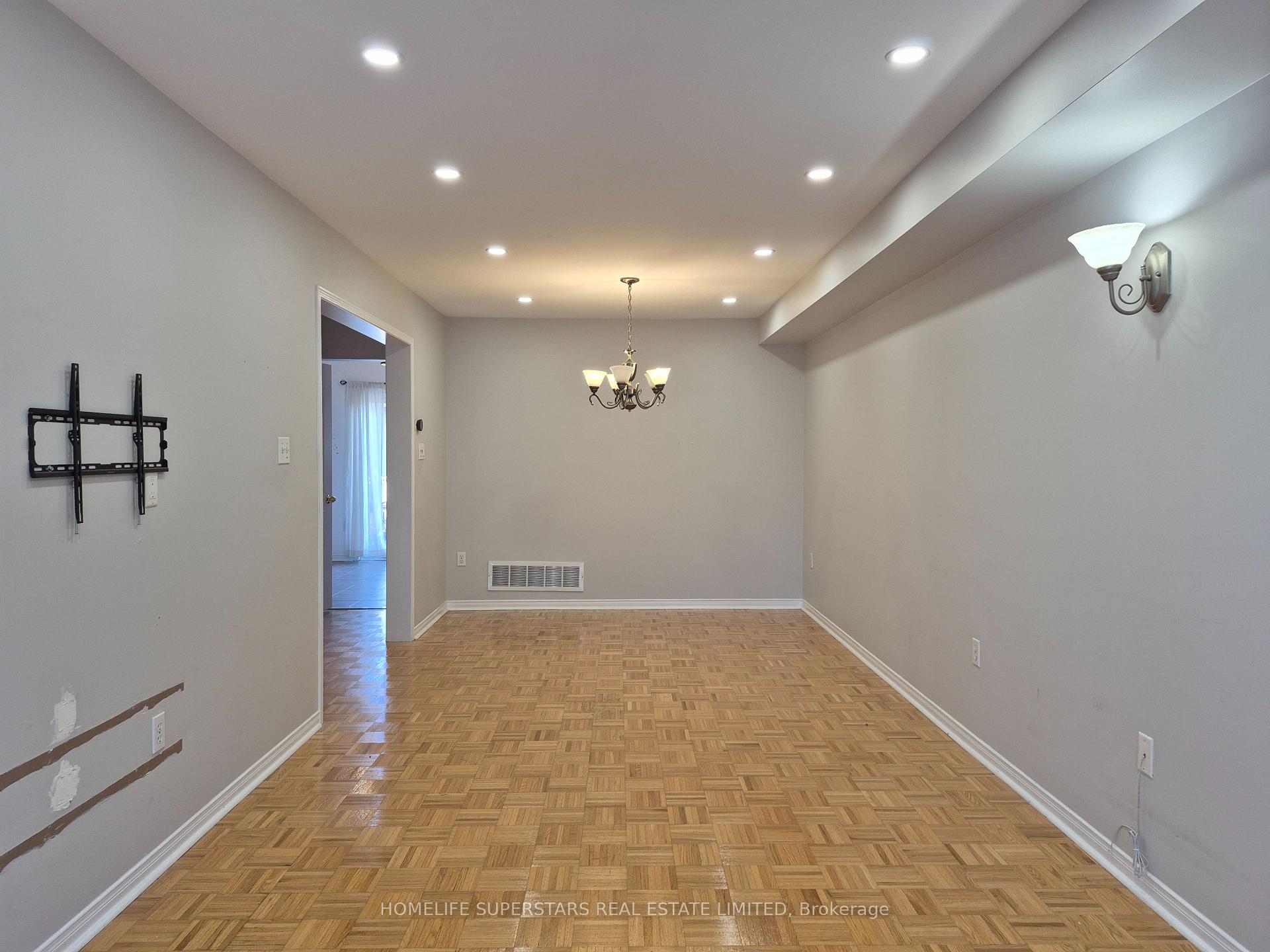 Photo 3 of Unit 46, 19 Foxchase Avenue, Vaughan, East Woodbridge — HOMEH