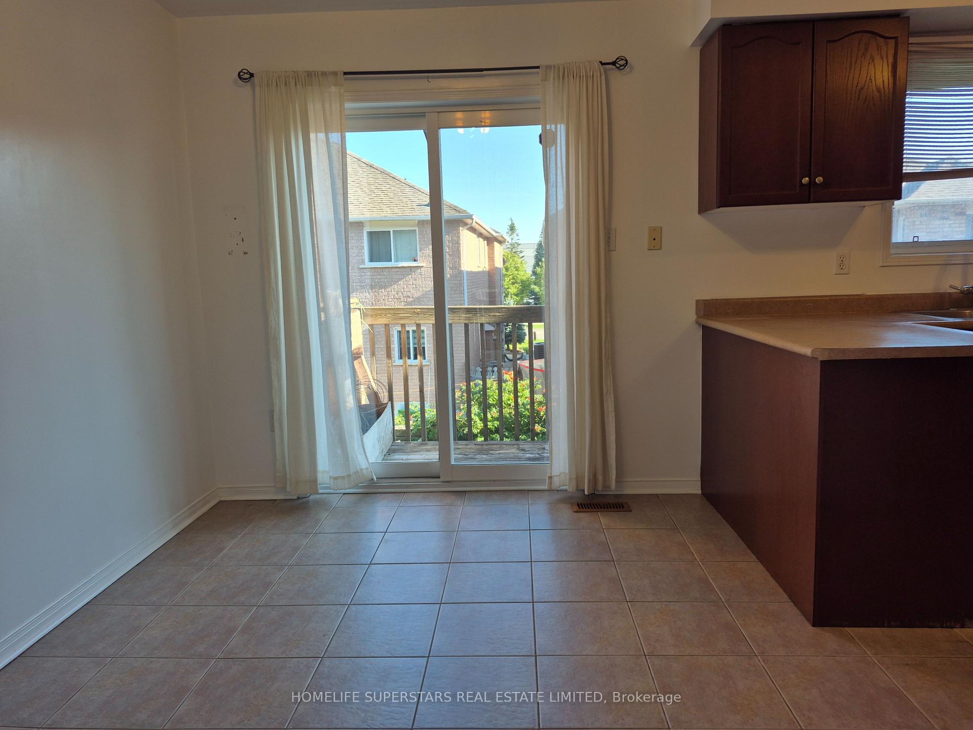 Photo 6 of Unit 46, 19 Foxchase Avenue, Vaughan, East Woodbridge — HOMEH