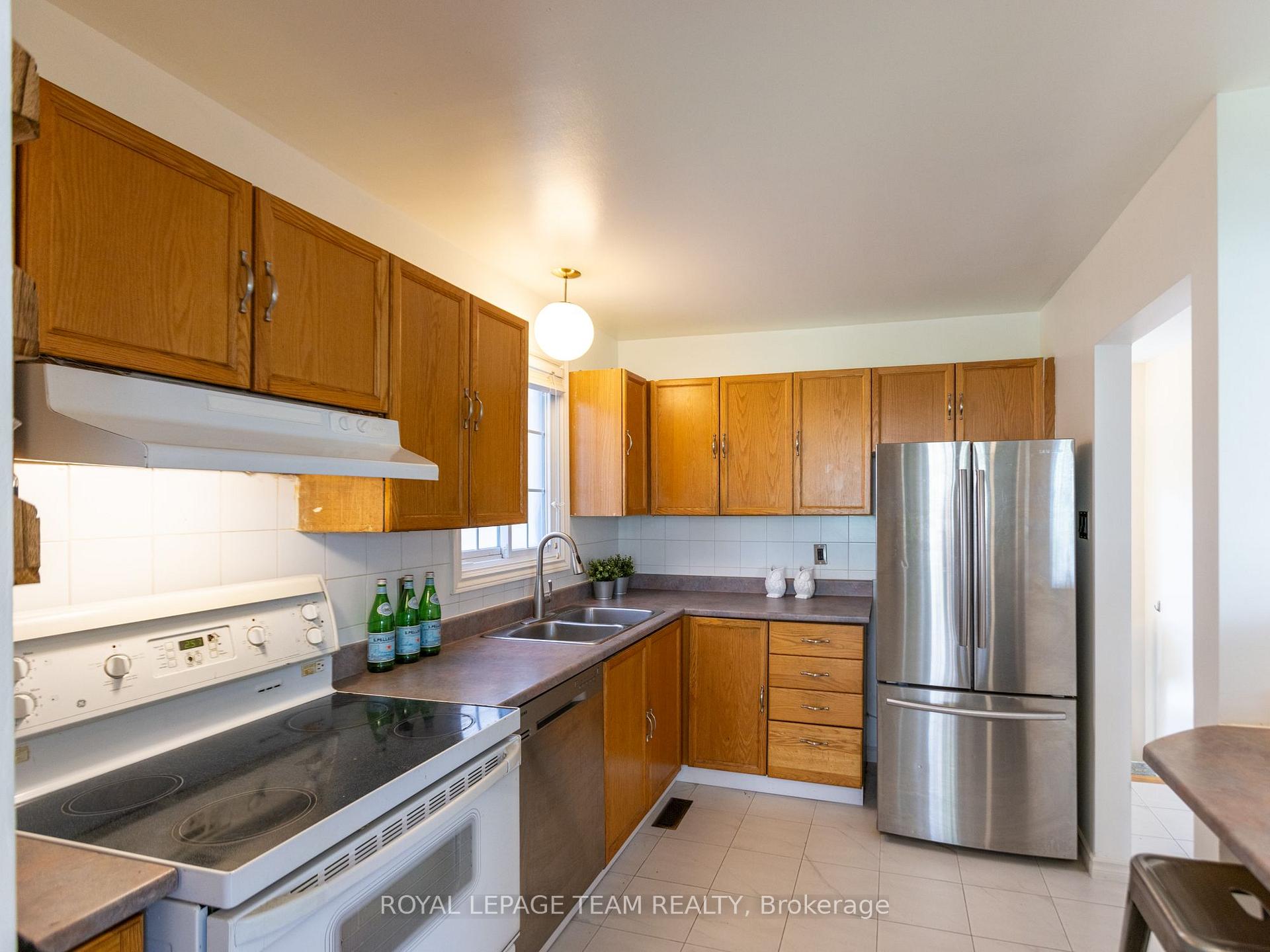 Photo 9 of 930 Alenmede Crescent, Ottawa, Fairfield Heights — HOMEH