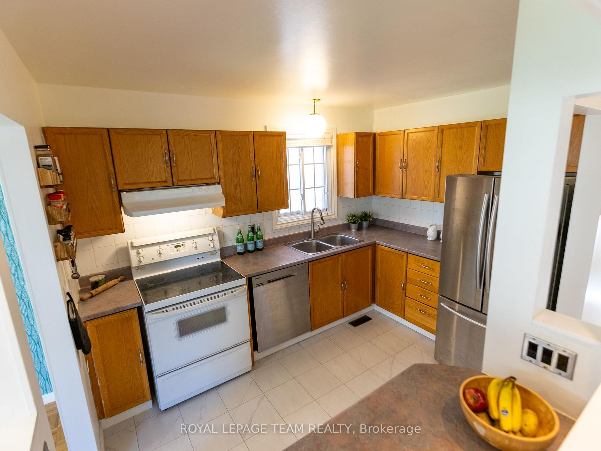 Photo 10 of 930 Alenmede Crescent, Ottawa, Fairfield Heights — HOMEH