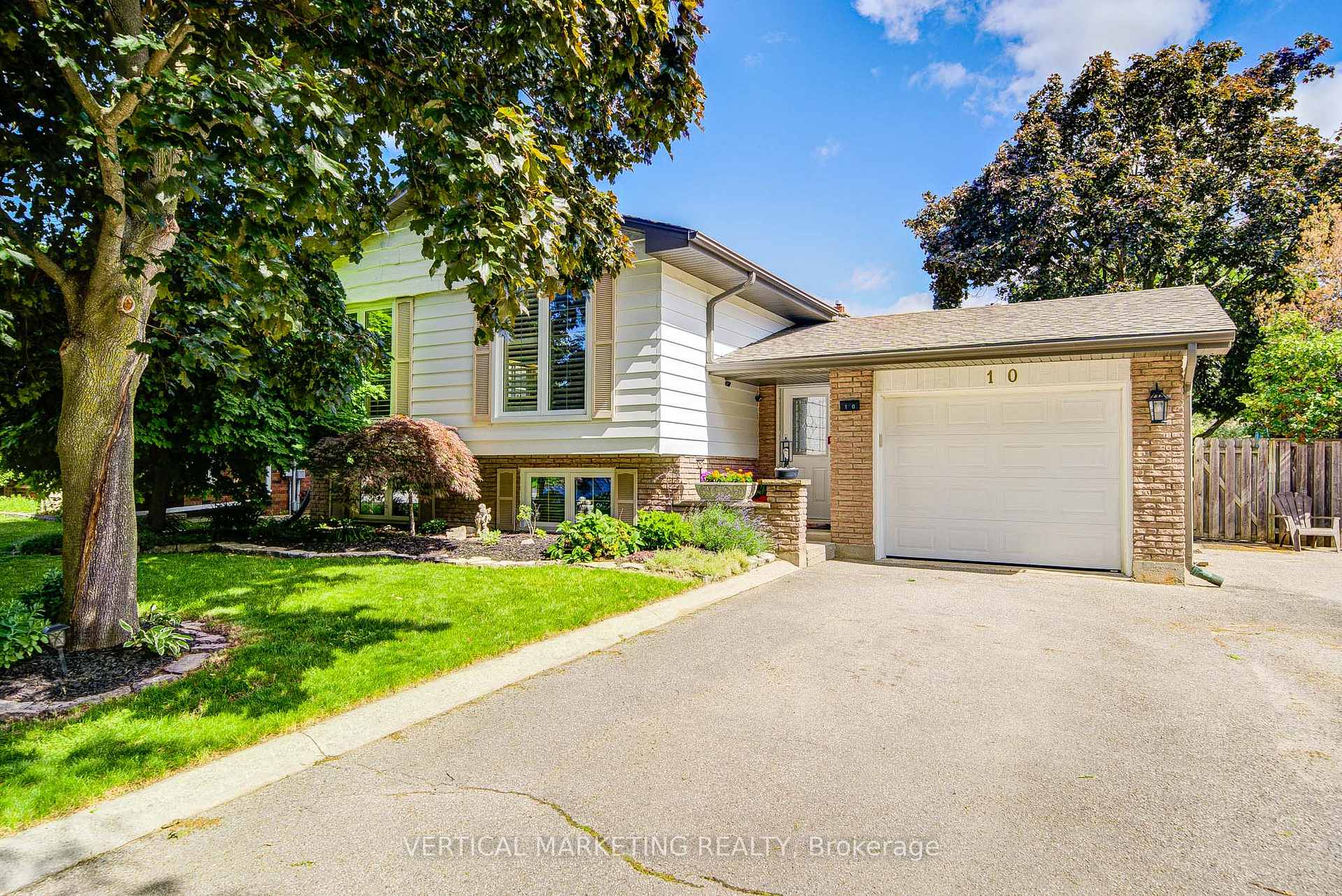Photo 2 of 10 Crabapple Court, Brantford, Fairview - Brantford — HOMEH