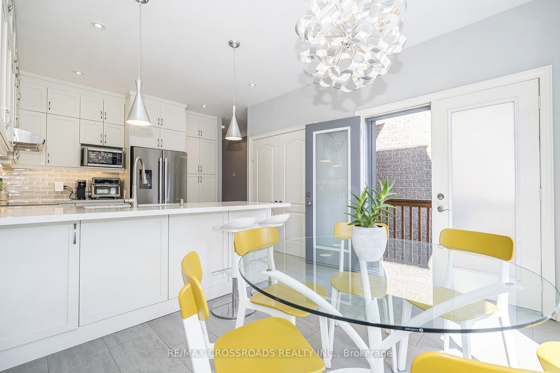 Photo 21 of 21A Brian Drive, North York, Pleasant View — HOMEH
