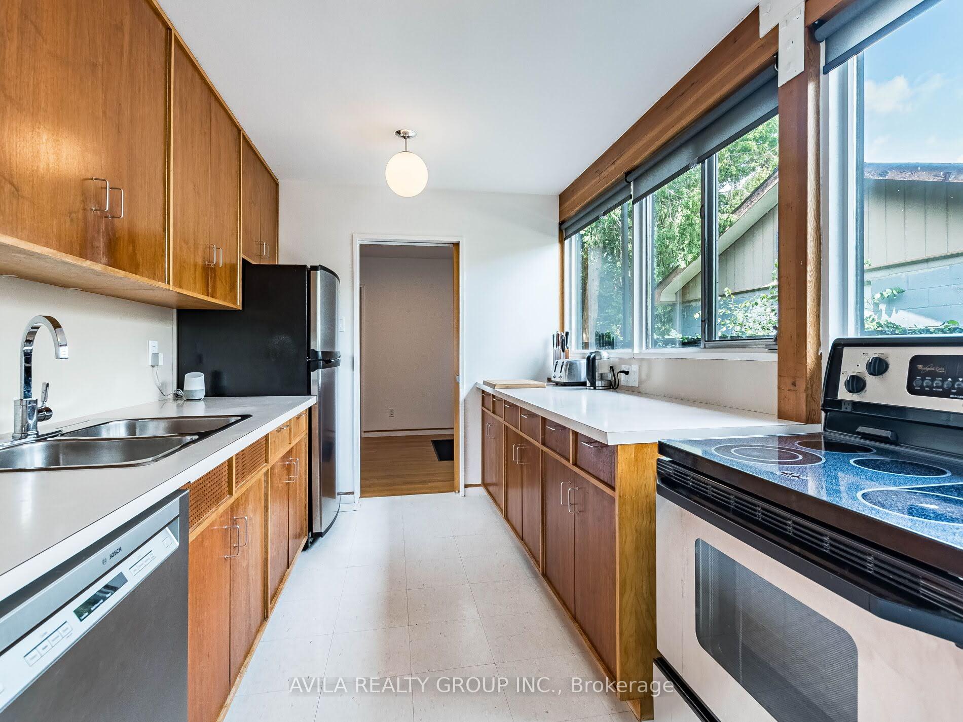 Photo 6 of 12 Woodbrook Drive, Brampton, Downtown Brampton — HOMEH