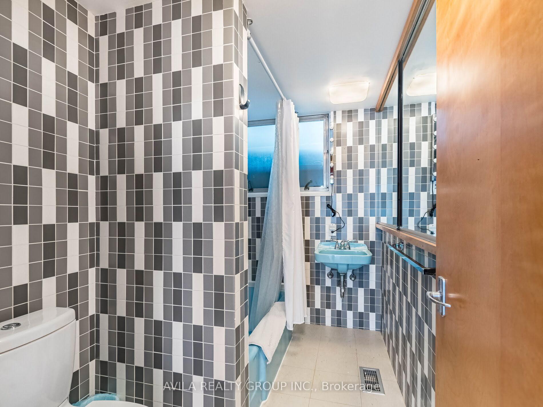 Photo 12 of 12 Woodbrook Drive, Brampton, Downtown Brampton — HOMEH
