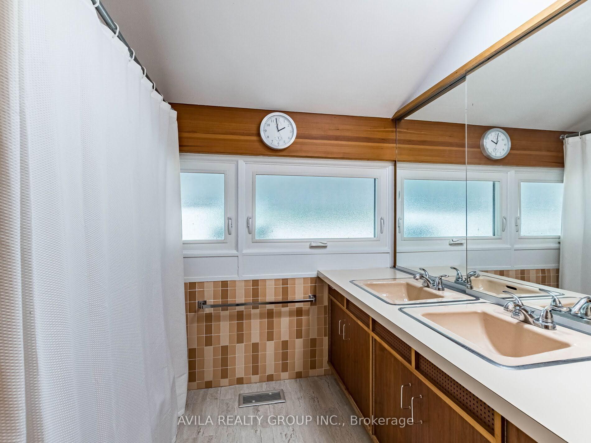 Photo 20 of 12 Woodbrook Drive, Brampton, Downtown Brampton — HOMEH