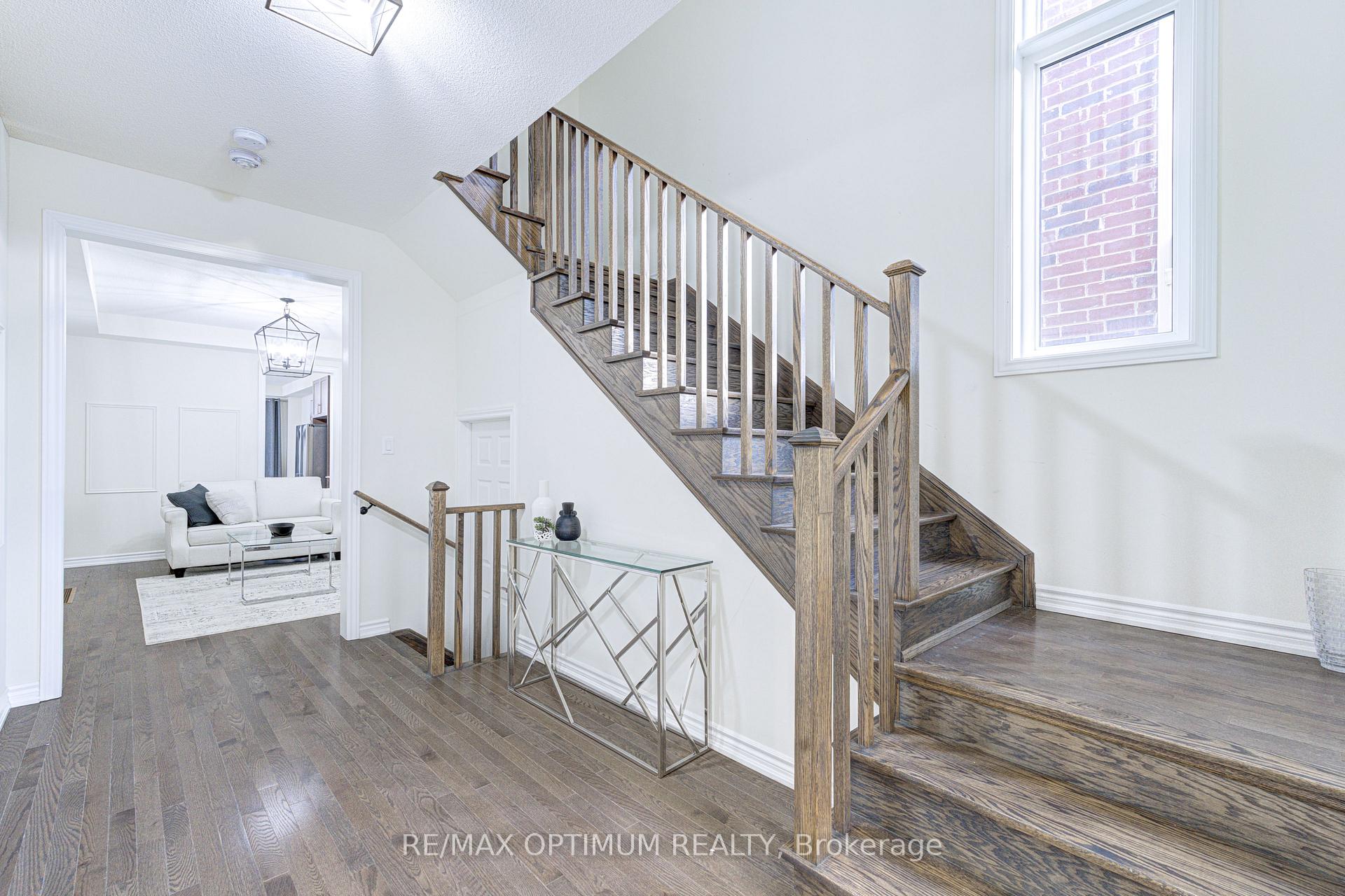 Photo 5 of 46 Eastman Drive, Brampton, Credit Valley — HOMEH