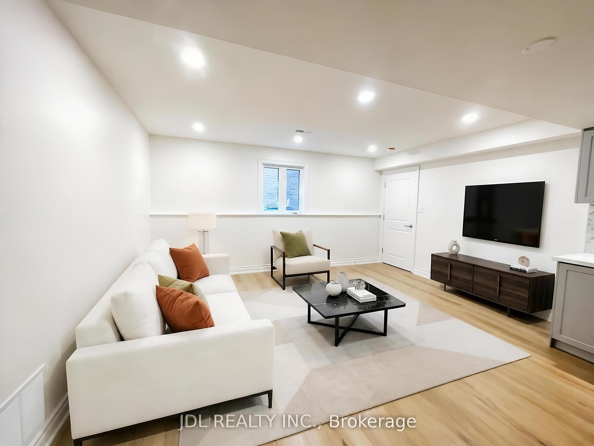 Photo 4 of Unit Unit 2, 8 Tascona Court, Barrie, Little Lake — HOMEH