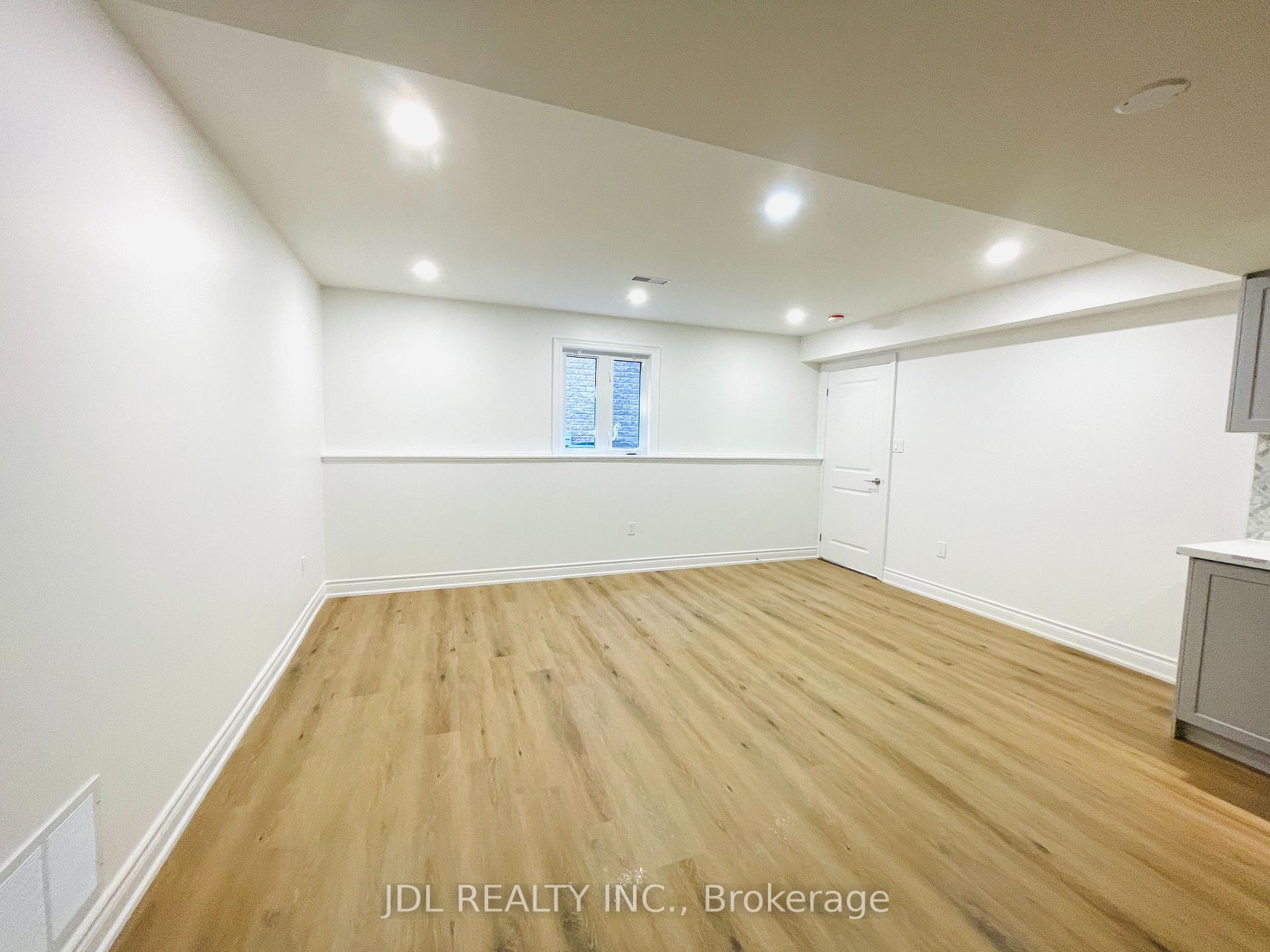 Photo 5 of Unit Unit 2, 8 Tascona Court, Barrie, Little Lake — HOMEH