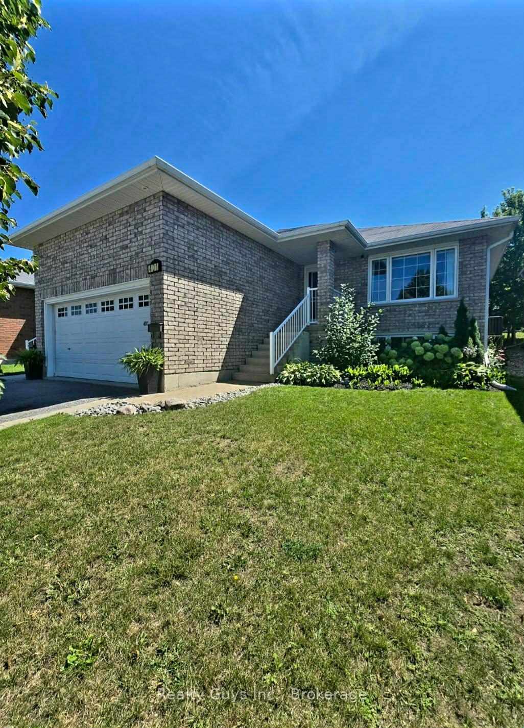 Photo 1 of 401 Bianco Crescent, Peterborough, Monaghan Ward 2 — HOMEH