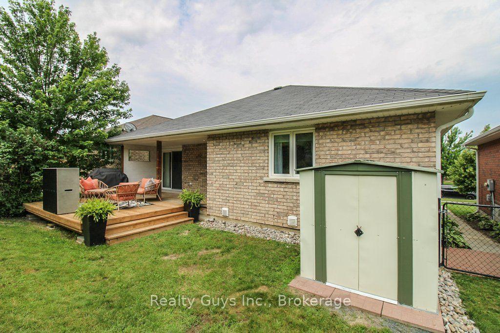 Photo 3 of 401 Bianco Crescent, Peterborough, Monaghan Ward 2 — HOMEH