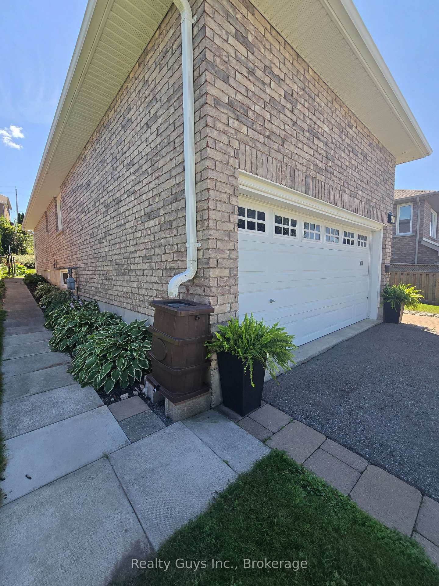 Photo 4 of 401 Bianco Crescent, Peterborough, Monaghan Ward 2 — HOMEH