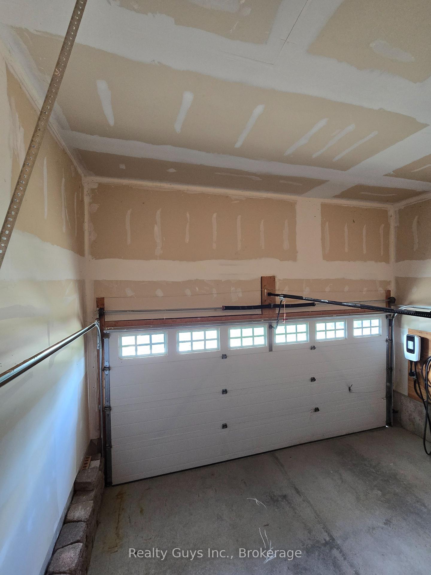Photo 5 of 401 Bianco Crescent, Peterborough, Monaghan Ward 2 — HOMEH