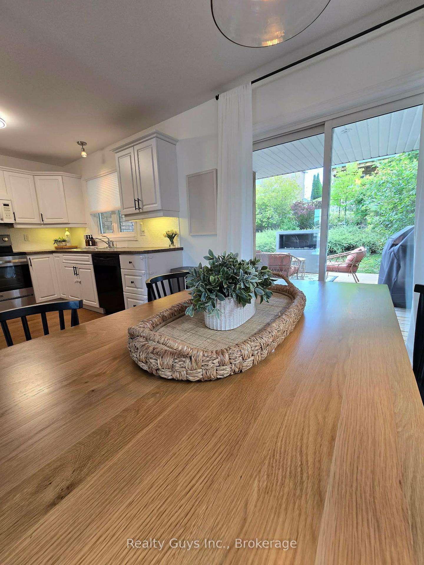 Photo 11 of 401 Bianco Crescent, Peterborough, Monaghan Ward 2 — HOMEH
