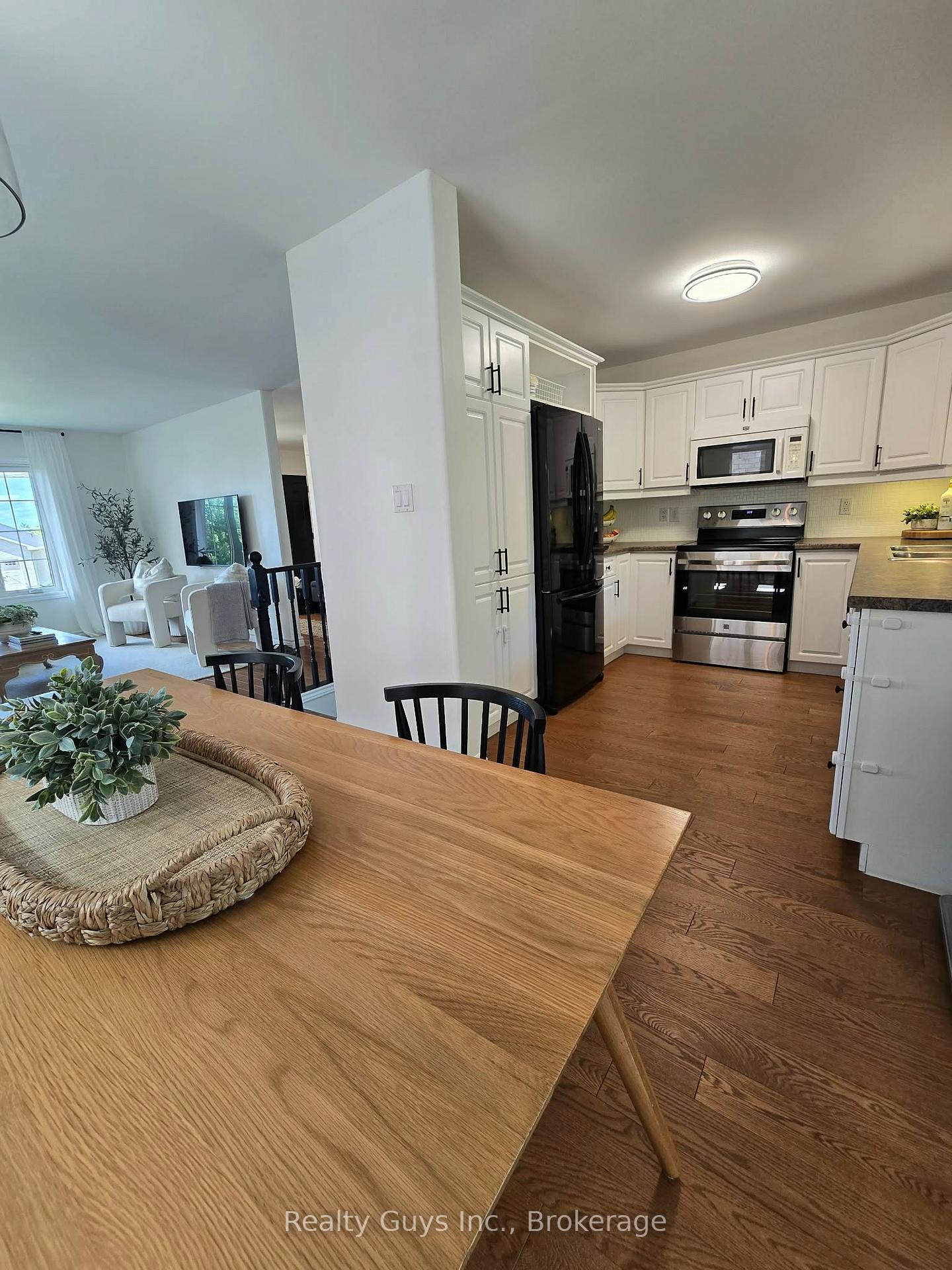Photo 17 of 401 Bianco Crescent, Peterborough, Monaghan Ward 2 — HOMEH