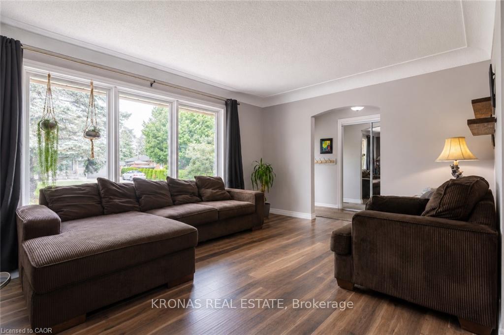 Photo 8 of 119 Seneca Drive, Hamilton, Ancaster — HOMEH