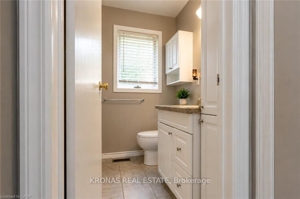 Photo 11 of 119 Seneca Drive, Hamilton, Ancaster — HOMEH
