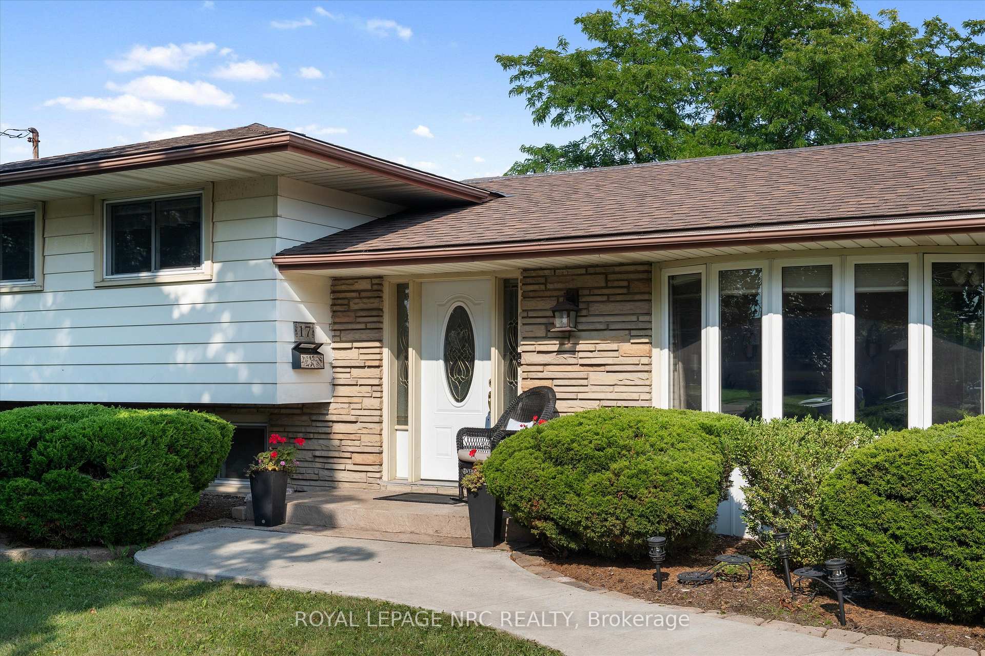 Photo 3 of 17 Joanna Drive, St. Catharines, Vine/Linwell — HOMEH