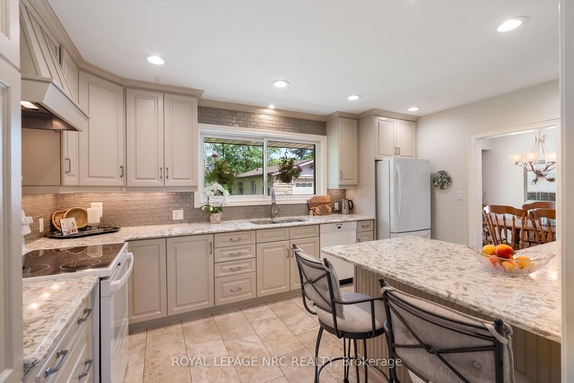 Photo 11 of 17 Joanna Drive, St. Catharines, Vine/Linwell — HOMEH
