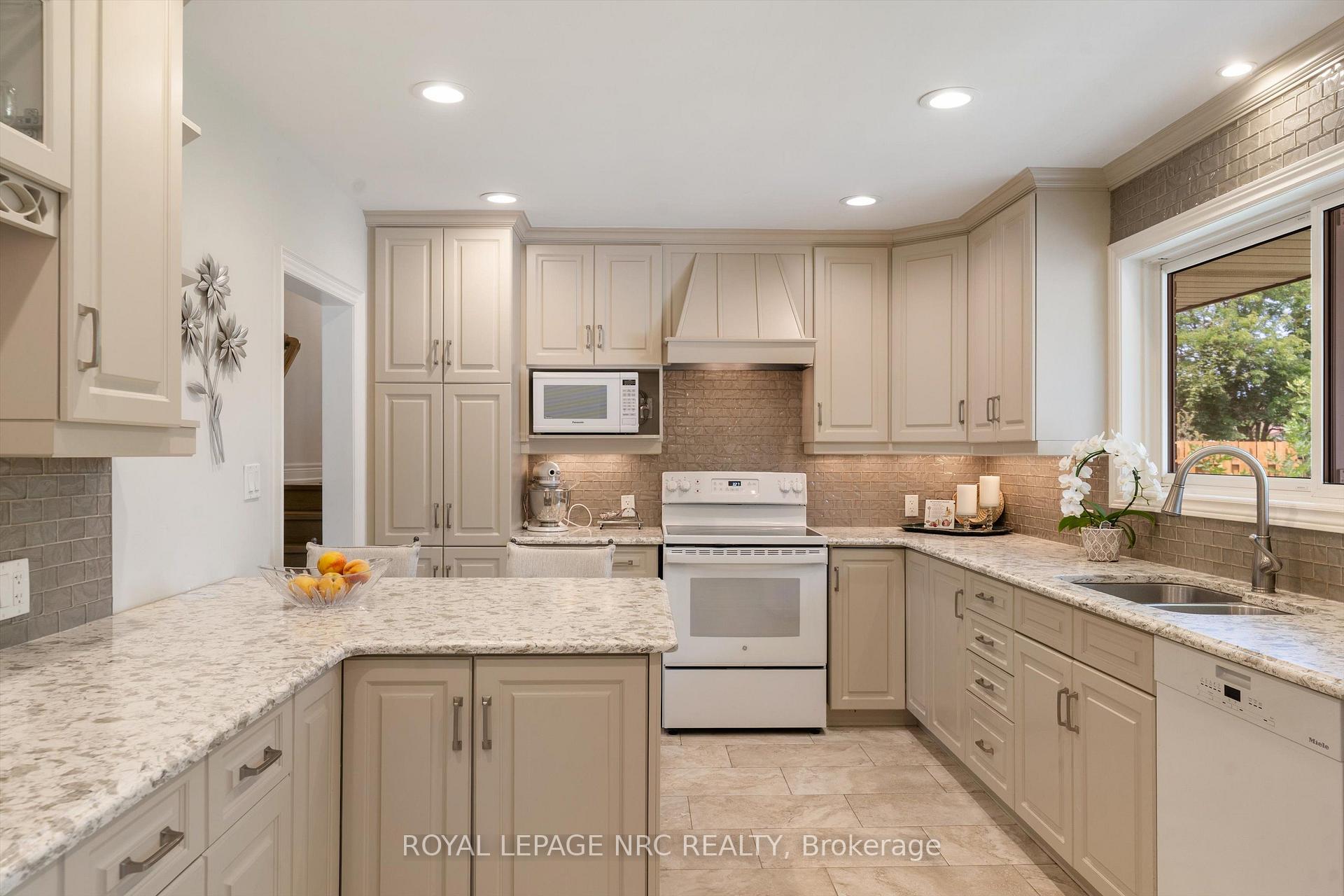 Photo 12 of 17 Joanna Drive, St. Catharines, Vine/Linwell — HOMEH