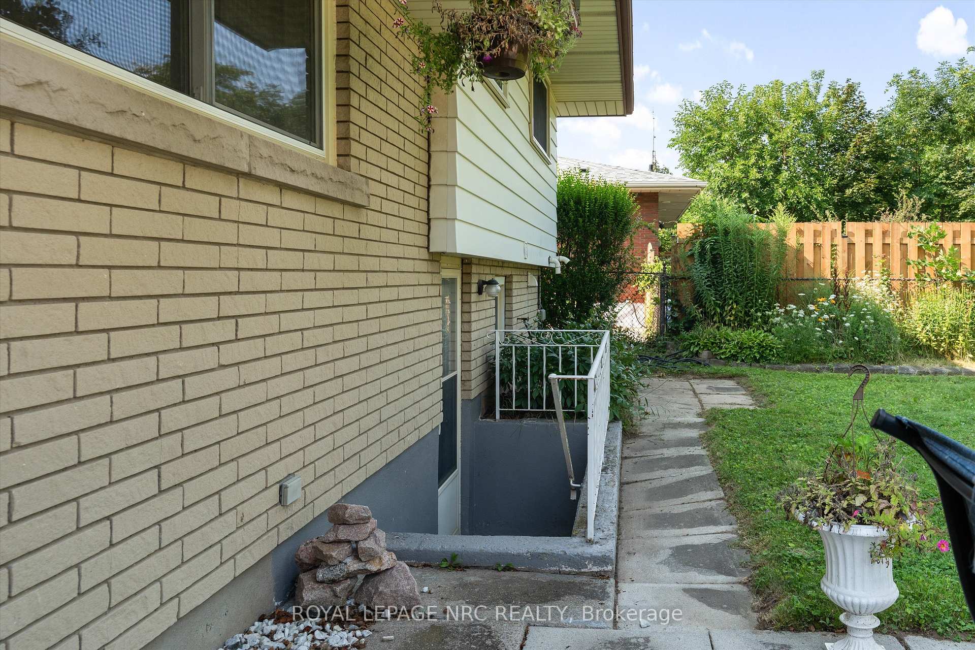 Photo 34 of 17 Joanna Drive, St. Catharines, Vine/Linwell — HOMEH